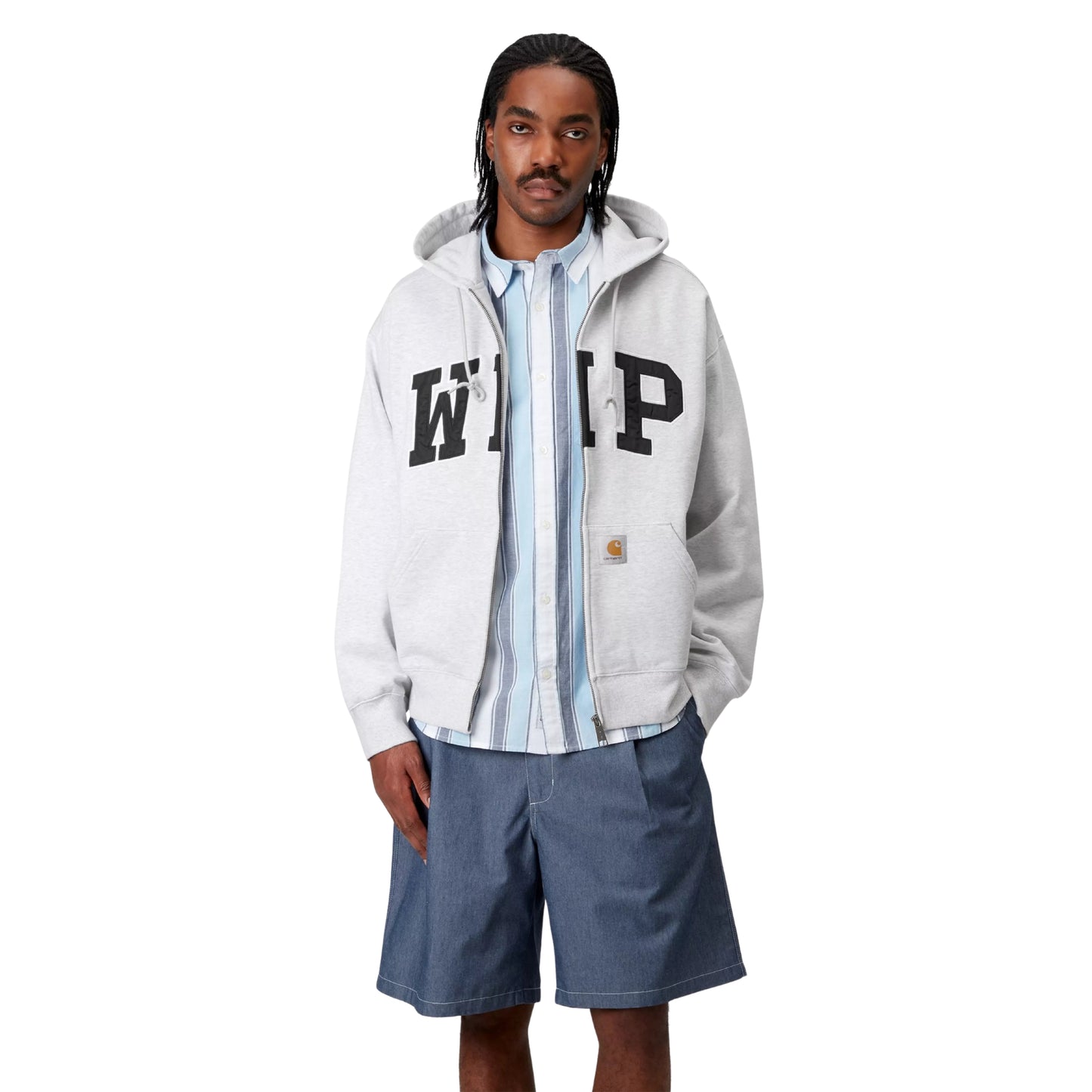 Sweat jacket com capuz Carhartt WIP Hooded WIP em ash heather stone washed — modelo masculino de frente, meio corpo, aplique WIP em arco no peito com fecho aberto, camisa às riscas azul por baixo, calções azul-slate, fundo branco.