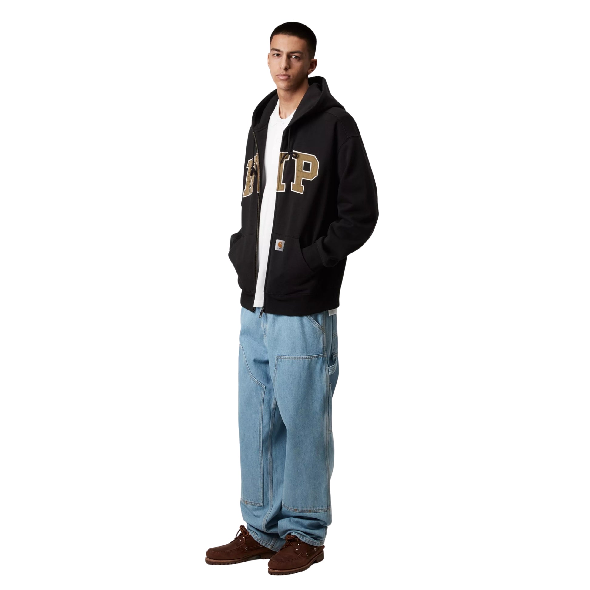 Sweat jacket com capuz Carhartt WIP Hooded WIP em black stone washed — modelo masculino de três quartos, corpo inteiro, aplique WIP em arco dourado com fecho aberto, t-shirt branca por baixo, mãos nos bolsos canguru, calças de ganga carpenter azul-claro, botas castanhas, fundo branco.