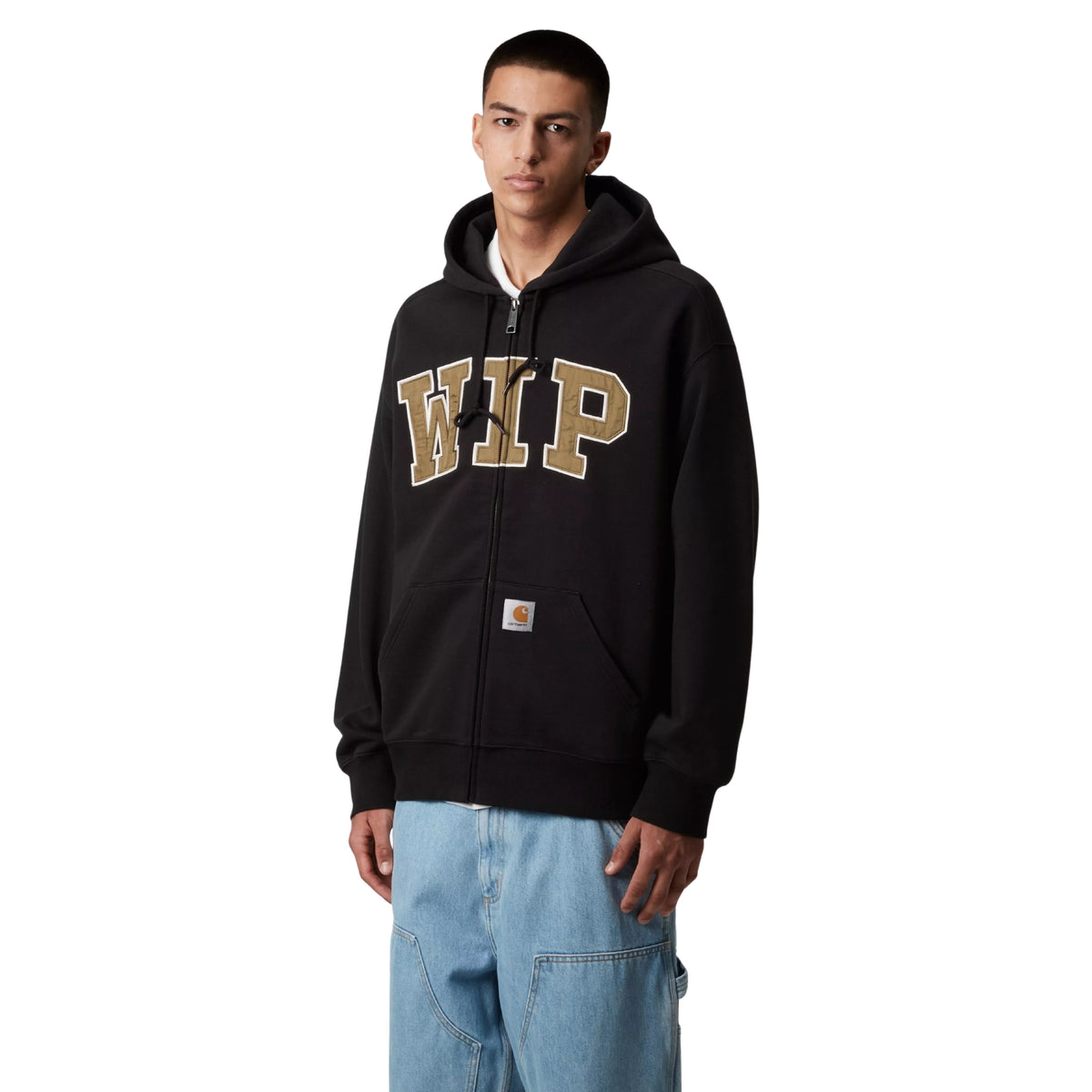 Sweat jacket com capuz Carhartt WIP Hooded WIP em black stone washed — modelo masculino de três quartos de frente, corpo inteiro, aplique WIP em arco dourado com fecho fechado, logótipo Carhartt na anca, calças de ganga carpenter azul-claro, botas castanhas, fundo branco.