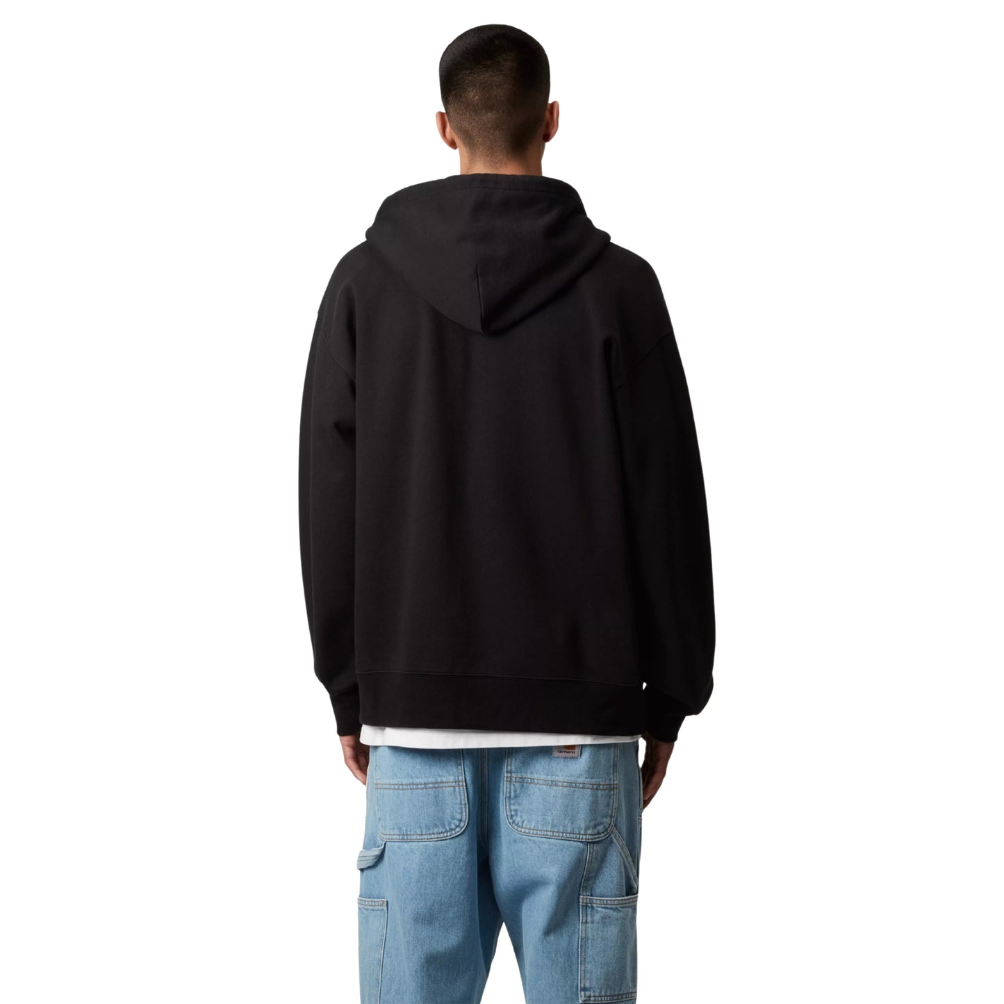 Sweat jacket com capuz Carhartt WIP Hooded WIP em black stone washed — modelo masculino de costas, corpo inteiro, costas limpas sem gráfico, etiqueta quadrada Carhartt na parte inferior, calças de ganga carpenter azul-claro, fundo branco.