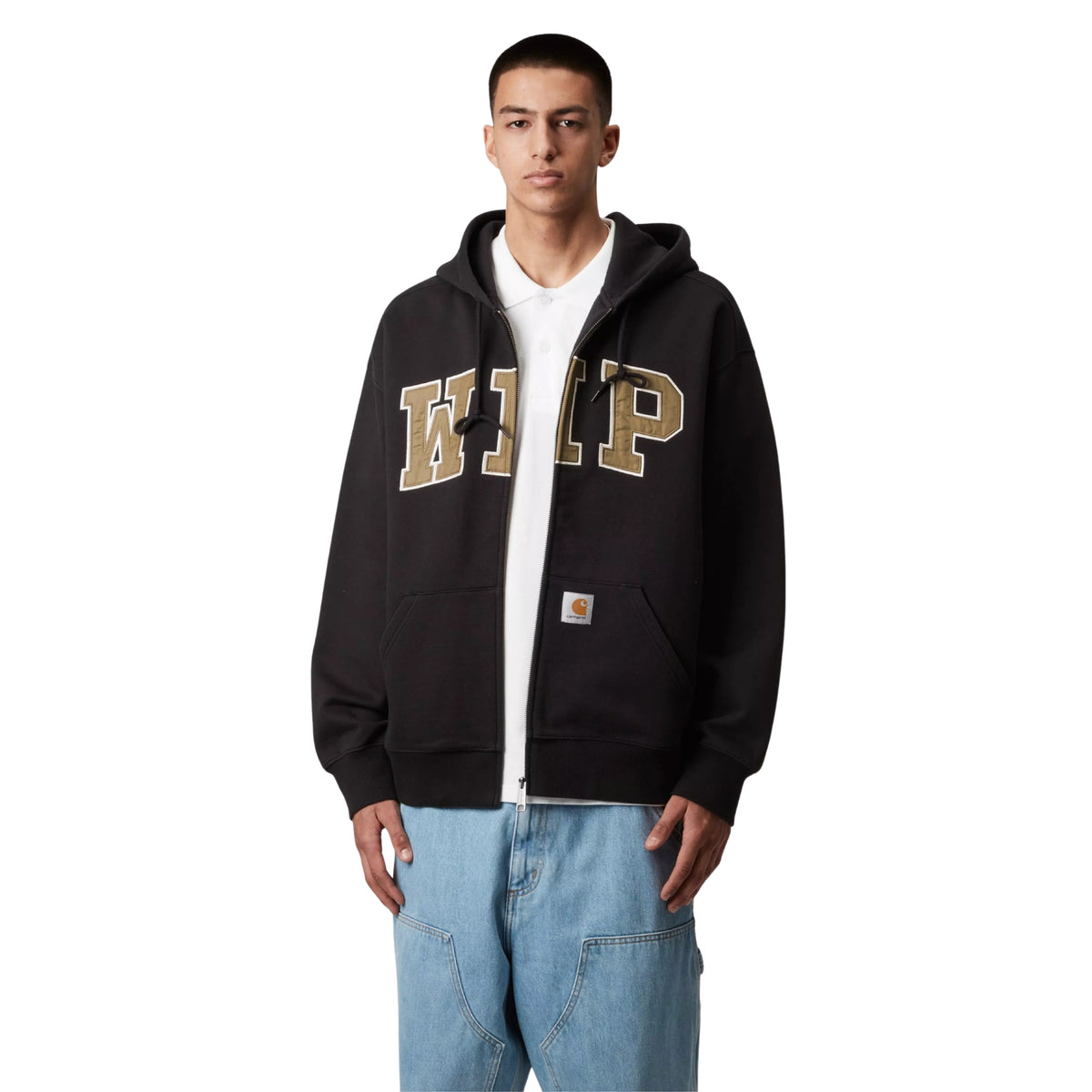 Sweat jacket com capuz Carhartt WIP Hooded WIP em black stone washed — modelo masculino de frente, meio corpo, aplique WIP em arco dourado no peito com fecho aberto, t-shirt branca por baixo, calças de ganga carpenter azul-claro, fundo branco.