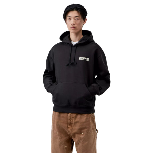 Sweat com carapuço Carhartt WIP Hooded Wiptopia II em preto — vista frontal com modelo, corpo inteiro, gráfico Wiptopia 2 no peito esquerdo, bolso canguru, combinado com calças cargo castanhas Carhartt WIP.