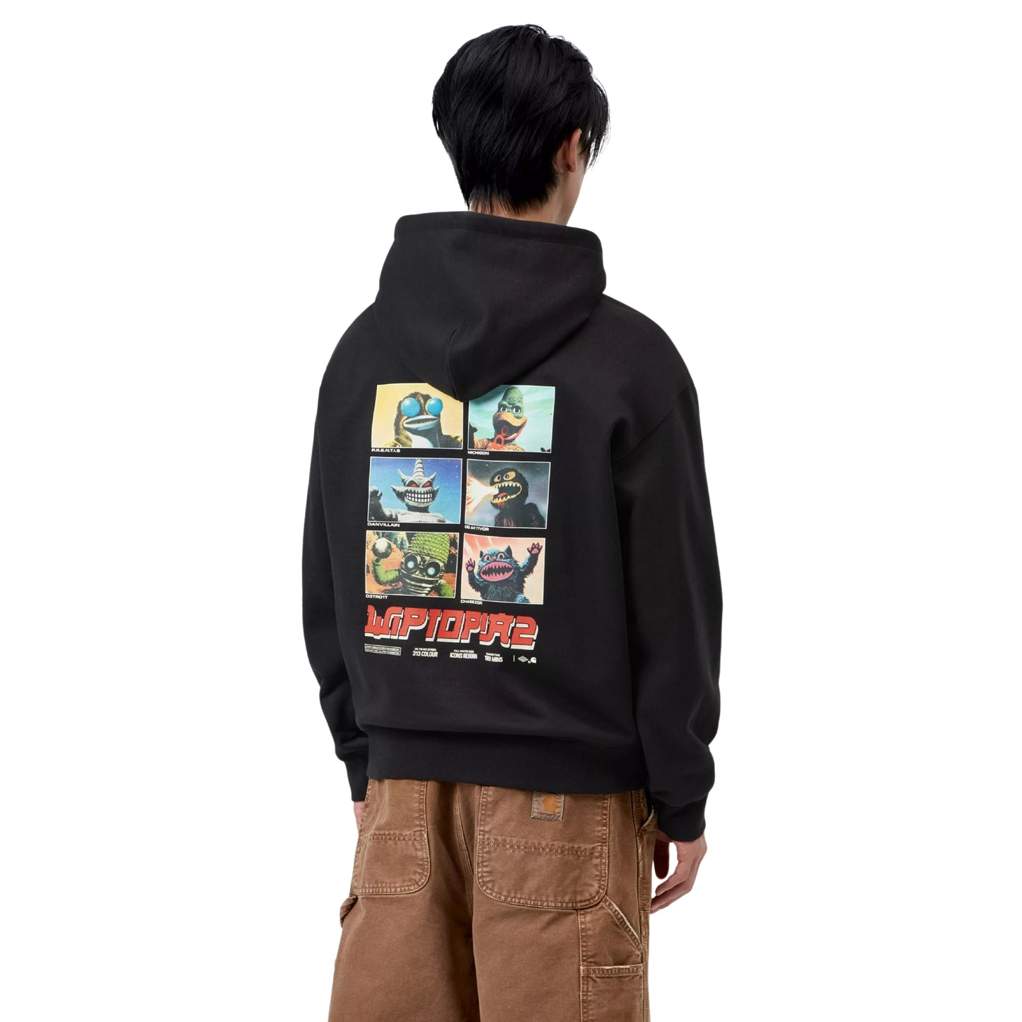 Sweat com carapuço Carhartt WIP Hooded Wiptopia II em preto — vista traseira com modelo, meio corpo, gráfico Wiptopia 2 com personagens monstro em grelha 3×2 e logótipo vermelho, combinado com calças cargo castanhas Carhartt WIP.
