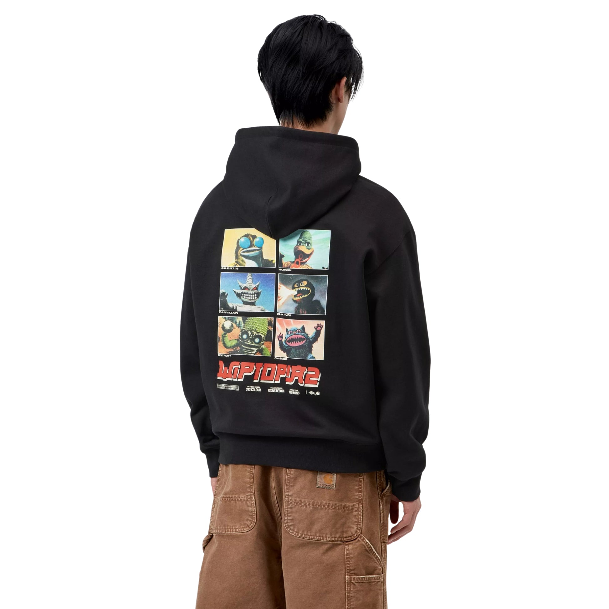 Sweat com carapuço Carhartt WIP Hooded Wiptopia II em preto — vista traseira com modelo, meio corpo, gráfico Wiptopia 2 com personagens monstro em grelha 3×2 e logótipo vermelho, combinado com calças cargo castanhas Carhartt WIP.