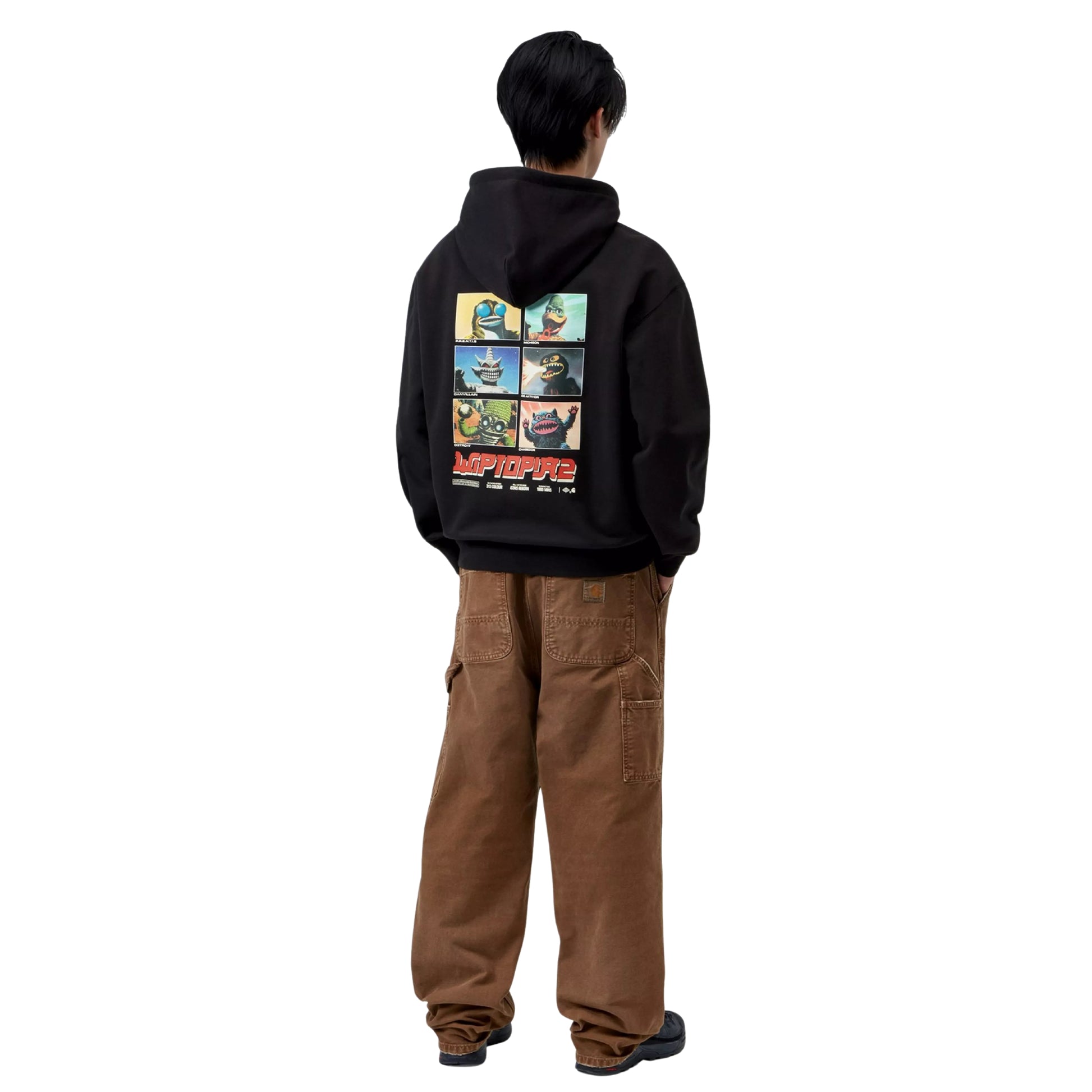 Sweat com carapuço Carhartt WIP Hooded Wiptopia II em preto — vista traseira com modelo, corpo inteiro, gráfico Wiptopia 2 completo nas costas com personagens monstro e logótipo vermelho, combinado com calças cargo castanhas largas Carhartt WIP.