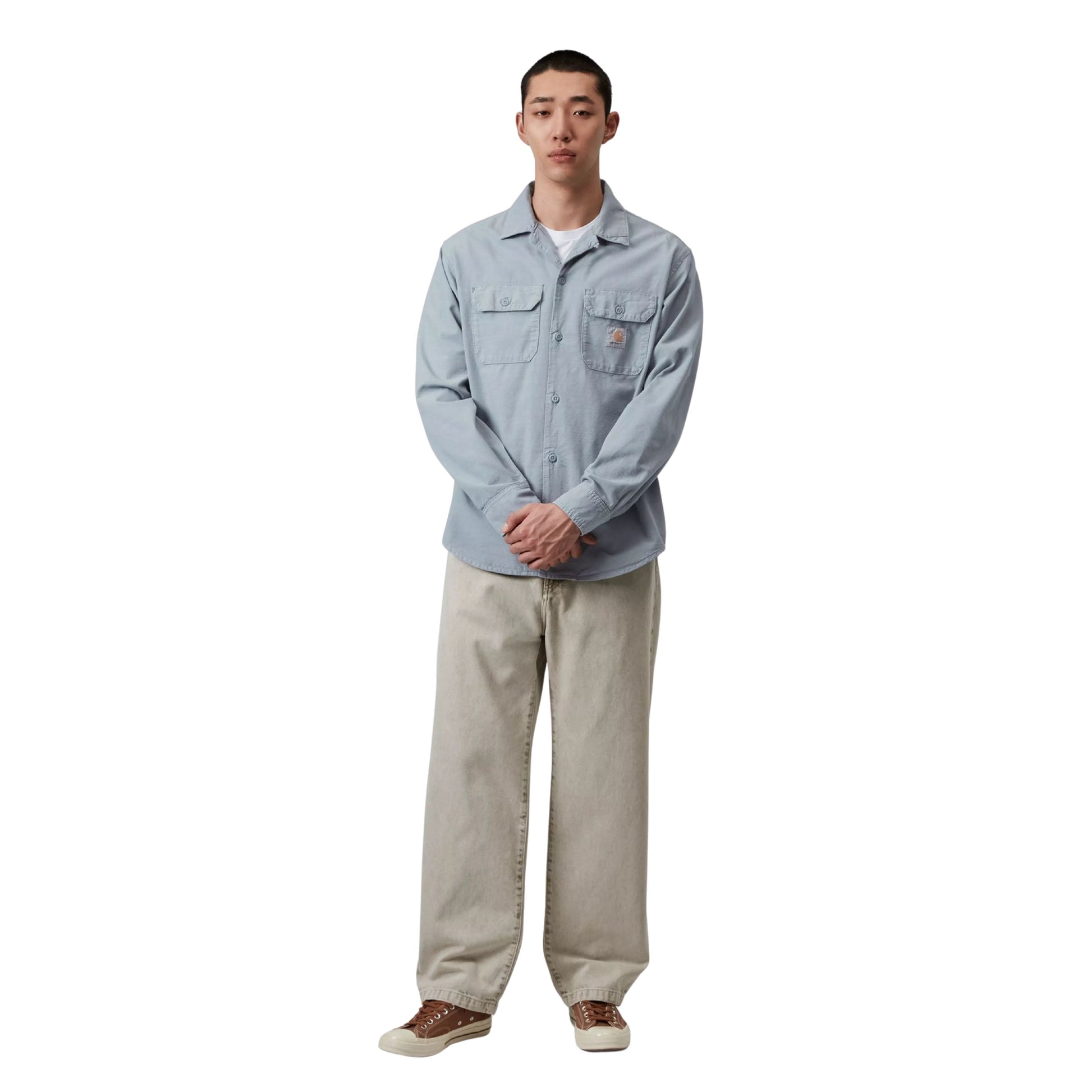 Camisa de manga comprida para homem Carhartt WIP Kelsey em Mirror. Foto da parte da frente, vestida.