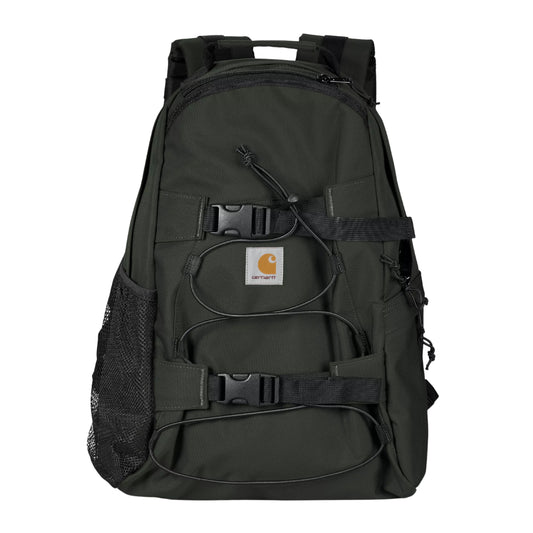 Mochila Carhartt WIP Kickflip Backpack em Raven — produto sem modelo, vista frontal, detalhe das fivelas, fitas elásticas, patch Carhartt dourado, bolso lateral em mesh e fecho de correr duplo no compartimento principal.