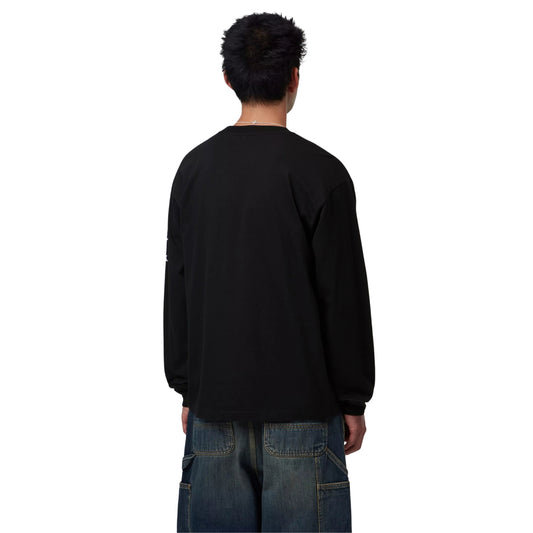 T-shirt de manga comprida Carhartt WIP x Blinkerfluid em preto — modelo de costas, plano médio, com lettering graffiti outline na manga esquerda.