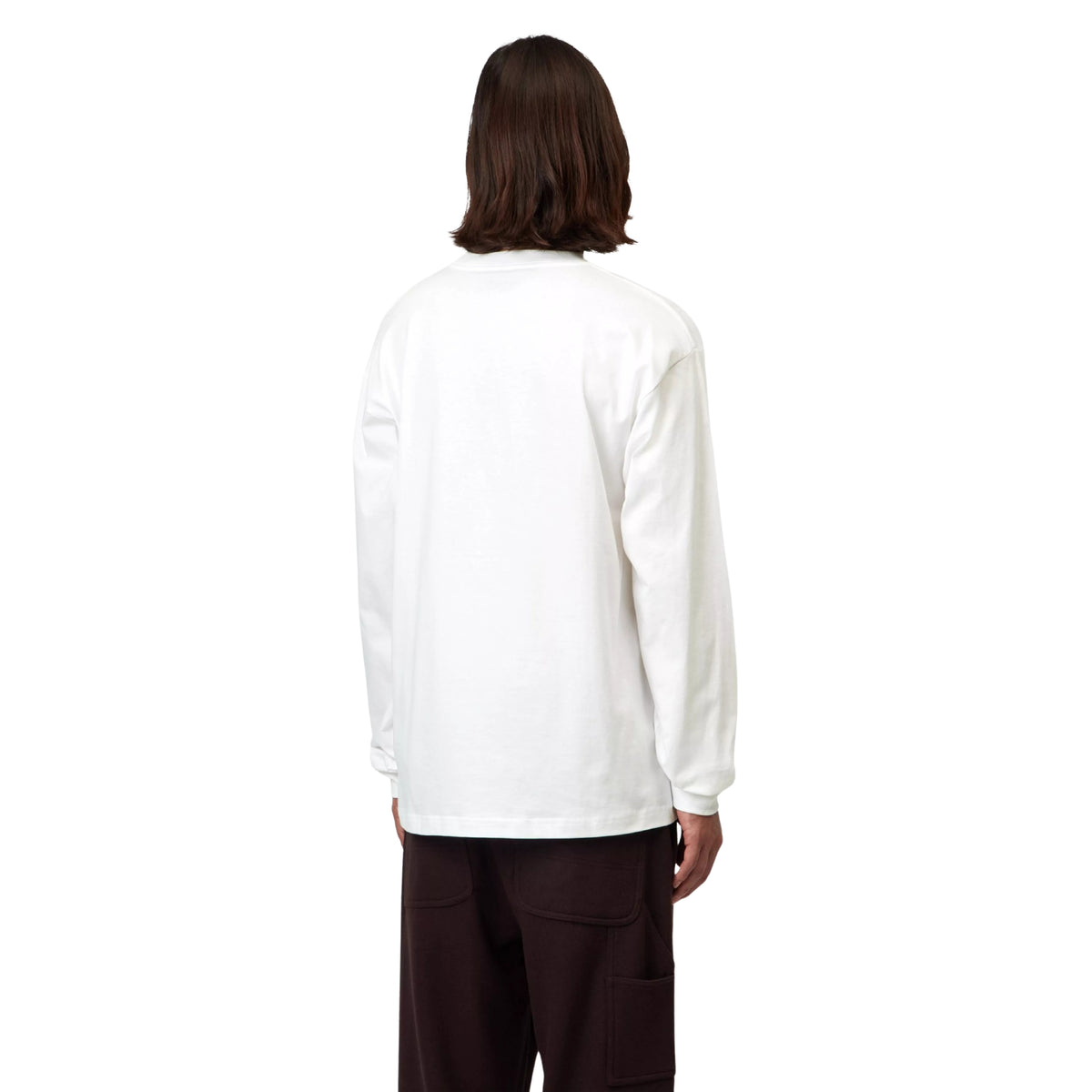 T-shirt de manga comprida Carhartt WIP L/S Blinkerfluid em Branco — modelo masculino de costas, meio corpo, t-shirt branca com lettering graffiti outline Carhartt WIP na manga esquerda, costas lisas, loose fit, calças largas pretas, fundo branco.