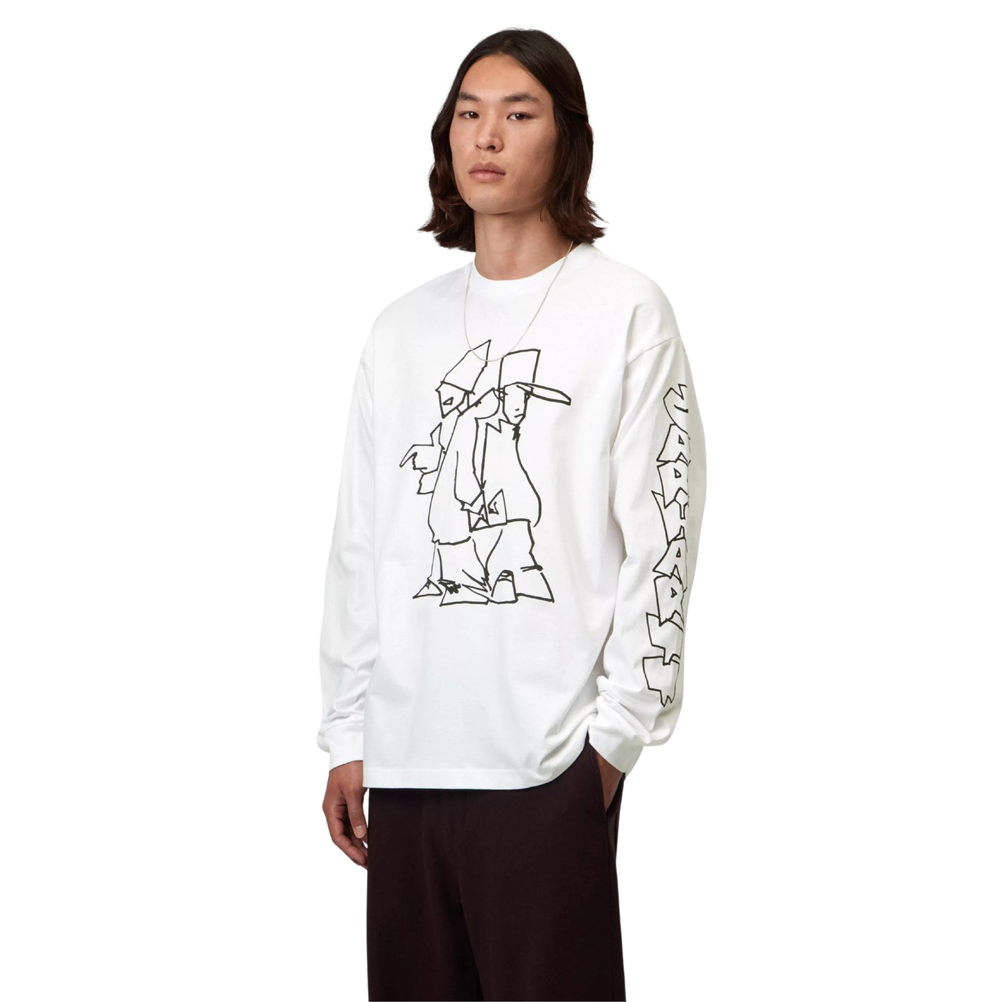 T-shirt de manga comprida Carhartt WIP L/S Blinkerfluid em Branco — modelo masculino de três quartos frontal, meio corpo, t-shirt branca com gráfico line art de duas figuras com chapéu e roupa larga no peito e lettering graffiti outline Carhartt WIP na manga direita, decote redondo, loose fit, calças largas pretas, fundo branco.