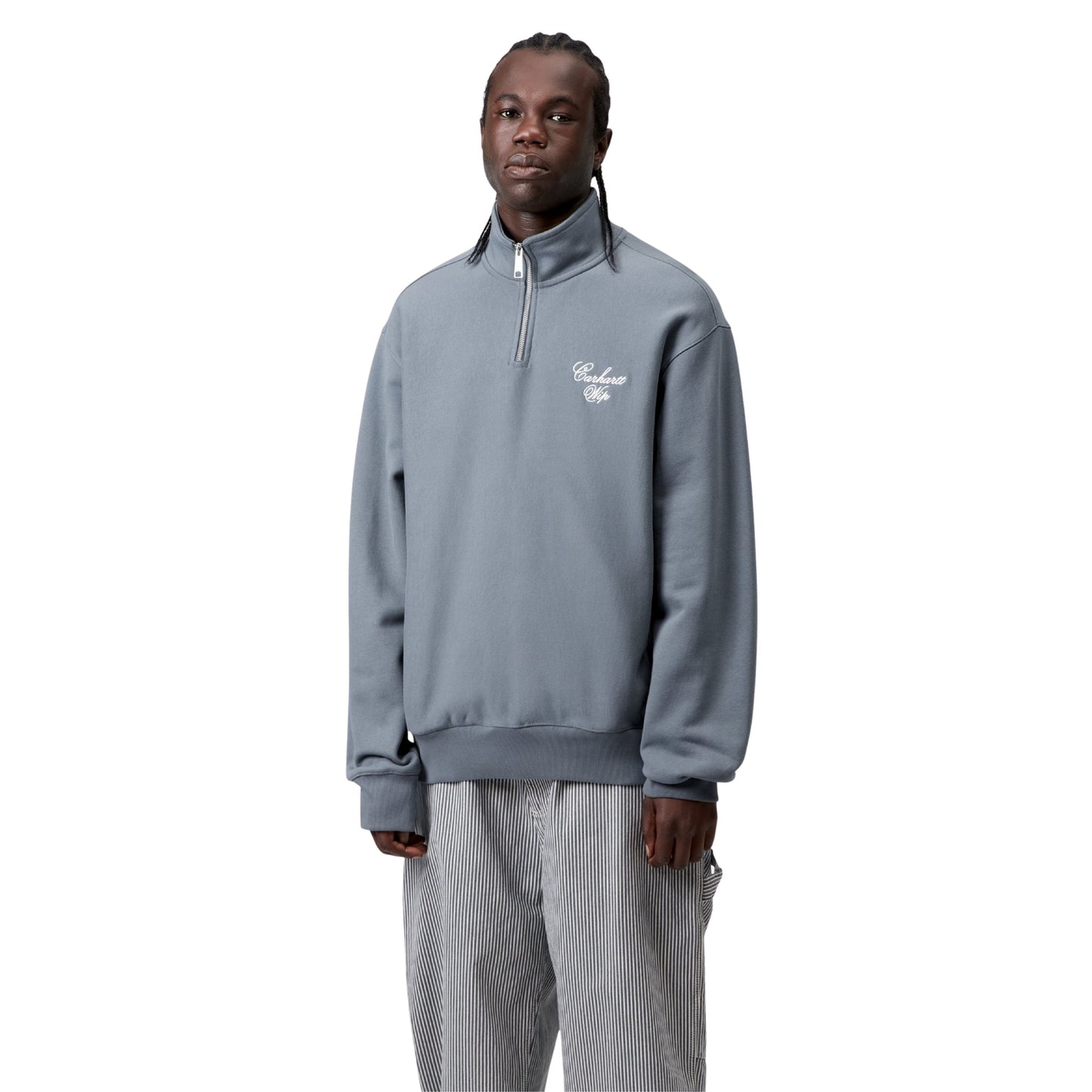 Sweat half zip para homem Carhartt WIP Longhand em Azul Cozy/Branco. Foto da parte da frente, vestida.
