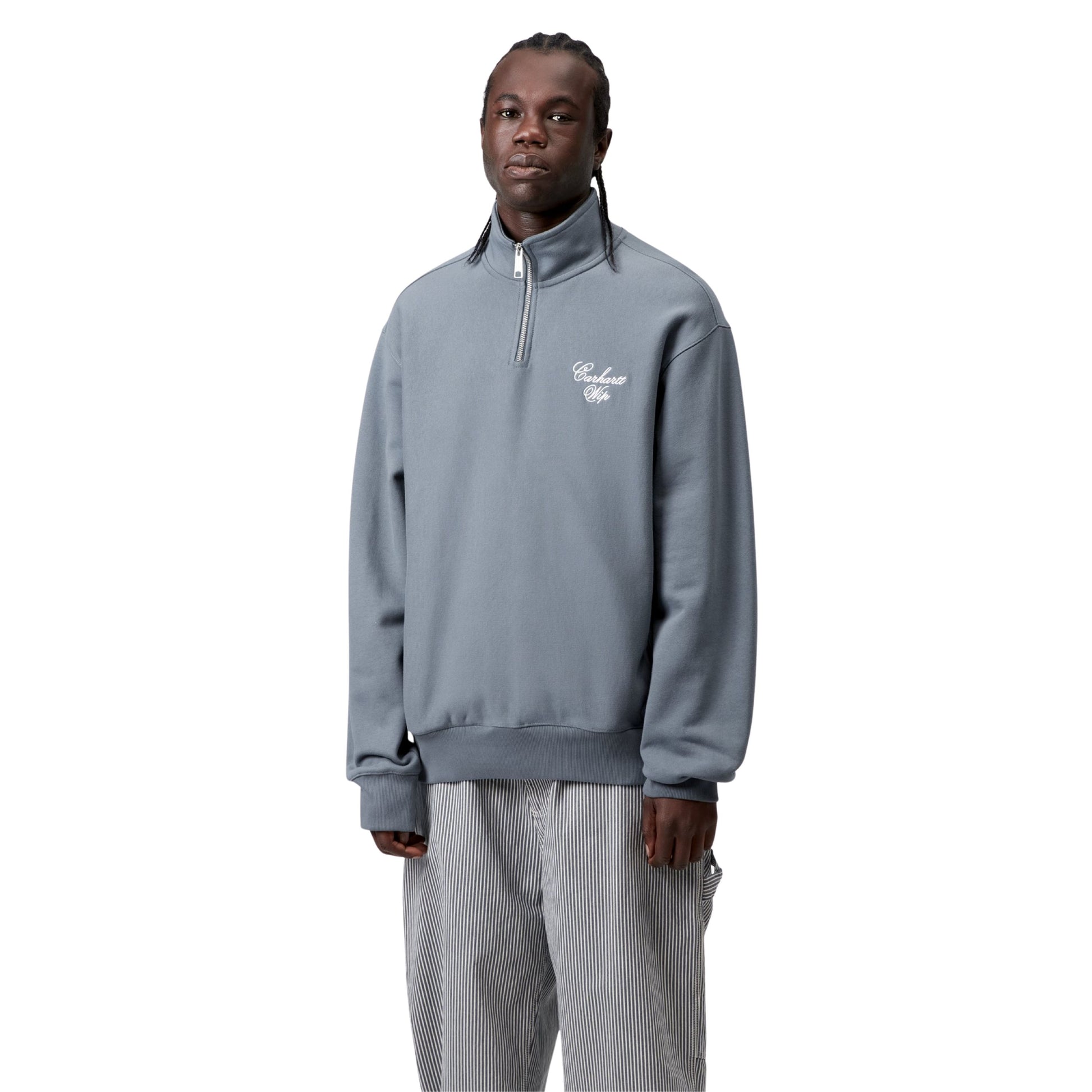 Sweat half zip para homem Carhartt WIP Longhand em Azul Cozy/Branco. Foto da parte da frente, vestida.