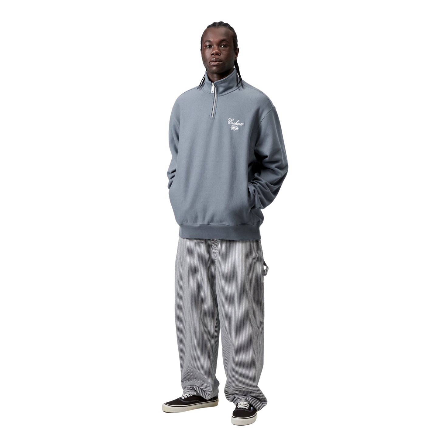 Sweat half zip para homem Carhartt WIP Longhand em Azul Cozy/Branco. Foto da parte da frente, vestida.