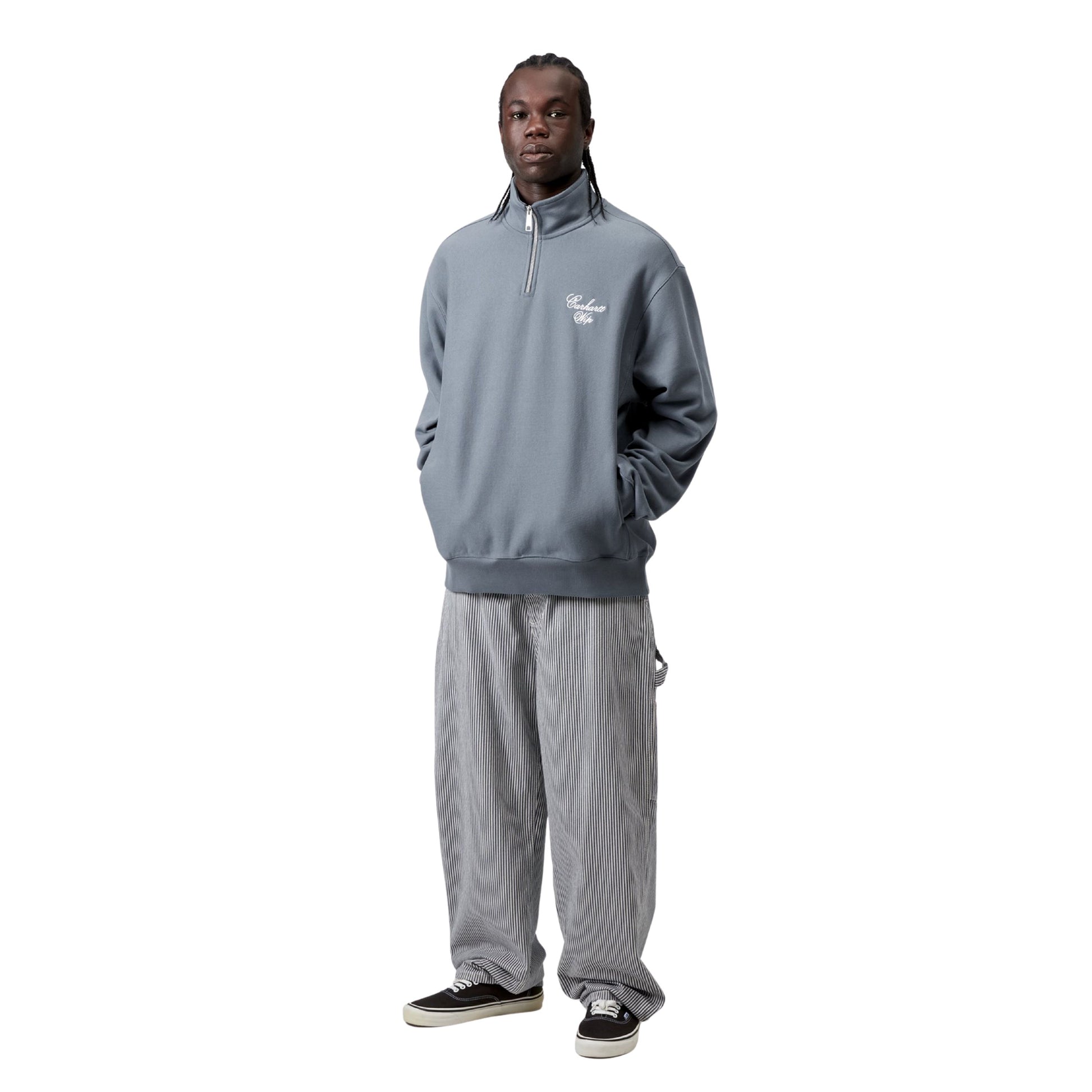 Sweat half zip para homem Carhartt WIP Longhand em Azul Cozy/Branco. Foto da parte da frente, vestida.