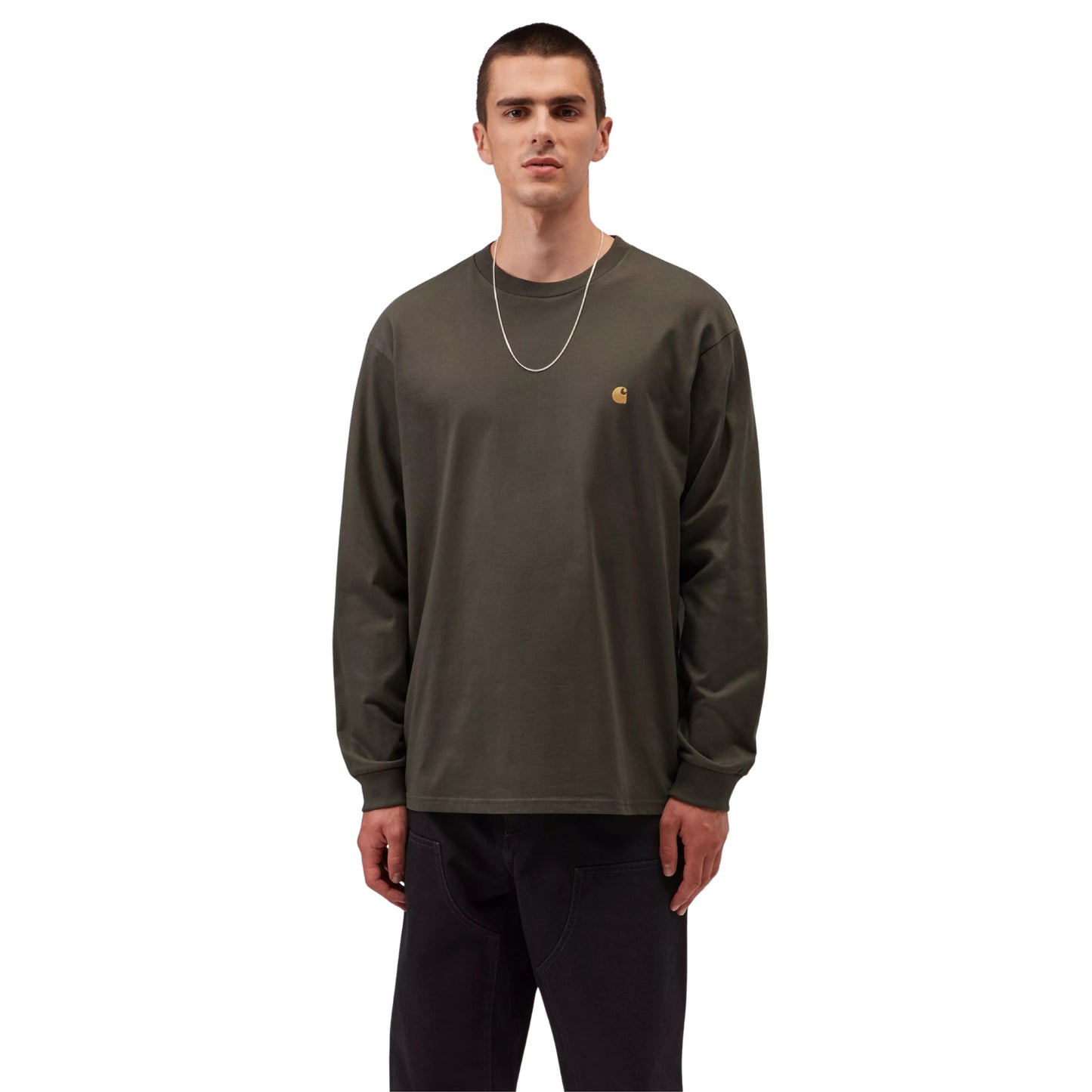 T-shirt manga comprida Carhartt WIP L/S Chase em Shungite / Gold — vista frontal com modelo, meio corpo, logo "C" dourado bordado no peito esquerdo, corrente prateada, combinado com calças largas pretas Carhartt WIP.