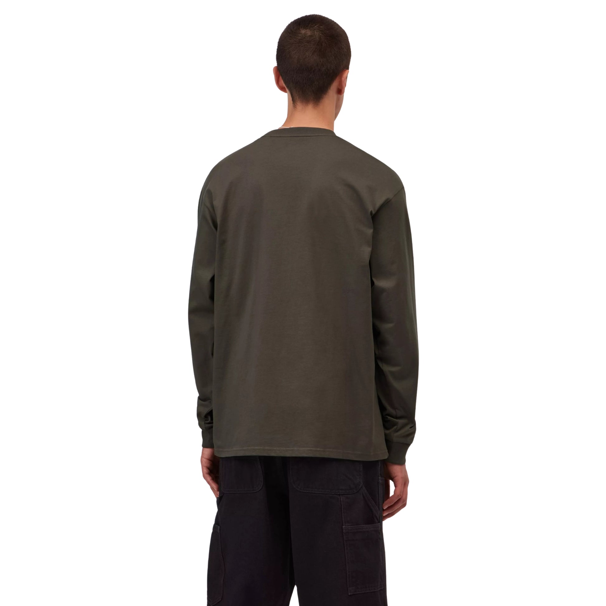 T-shirt manga comprida Carhartt WIP L/S Chase em Shungite / Gold — vista traseira com modelo, meio corpo, costas limpas, punhos canelados visíveis, combinado com calças largas pretas Carhartt WIP.