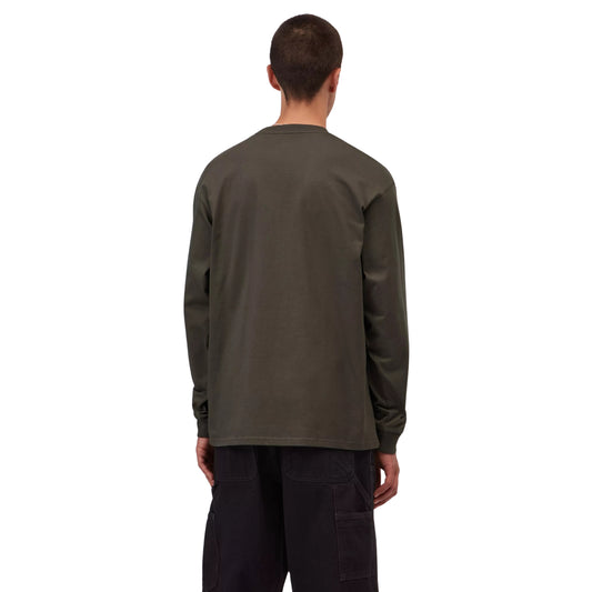 T-shirt manga comprida Carhartt WIP L/S Chase em Shungite / Gold — vista traseira com modelo, meio corpo, costas limpas, punhos canelados visíveis, combinado com calças largas pretas Carhartt WIP.