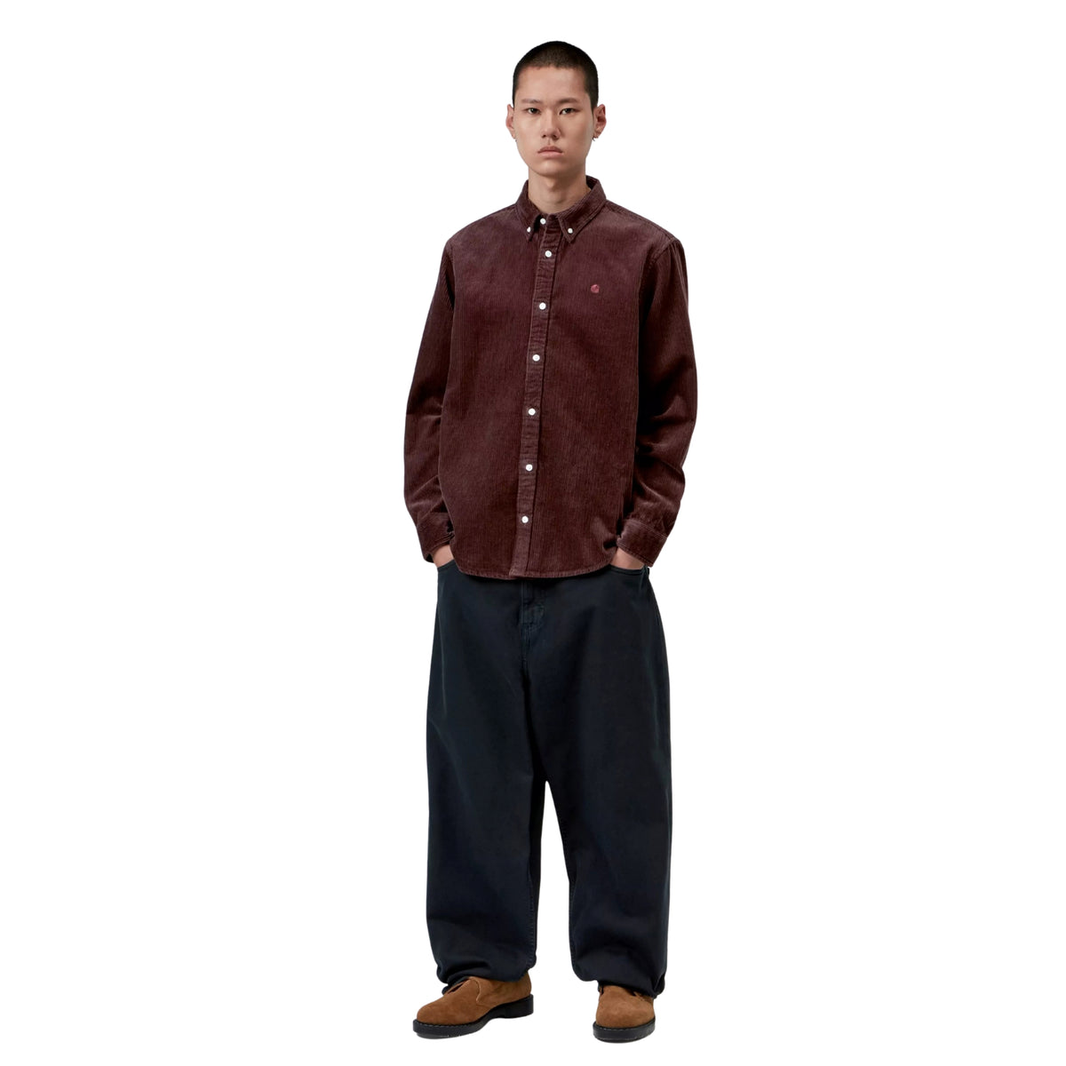 Camisa de manga comprida Carhartt WIP Madison Cord em Amarone, vista frontal de corpo inteiro no modelo, usada fechada com calças largas escuras e sapatos castanhos.