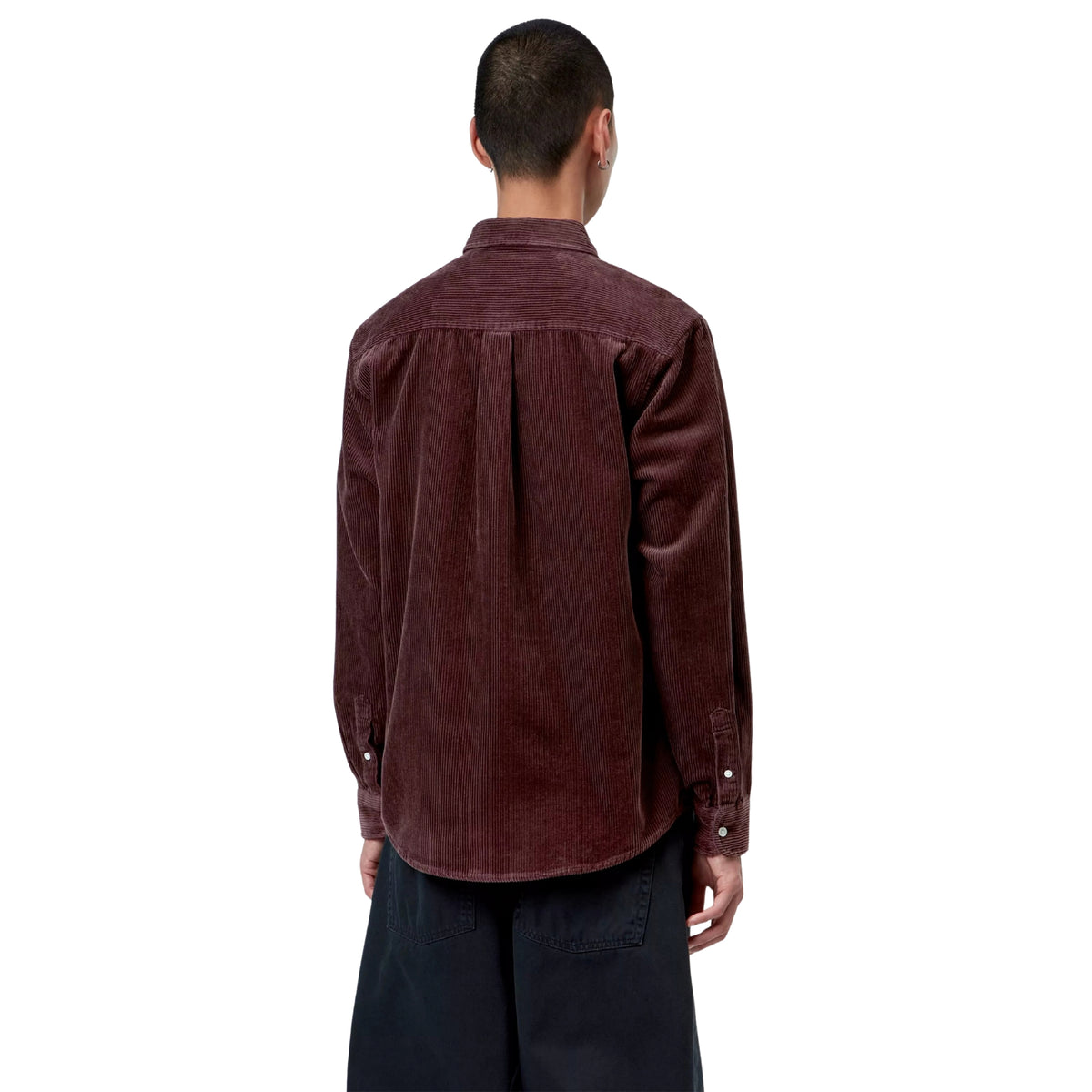 Camisa de manga comprida Carhartt WIP Madison Cord em Amarone, vista de costas a três quartos no modelo, mostrando o canelado da bombazina, a prega central, os punhos abotoados e a bainha curva.