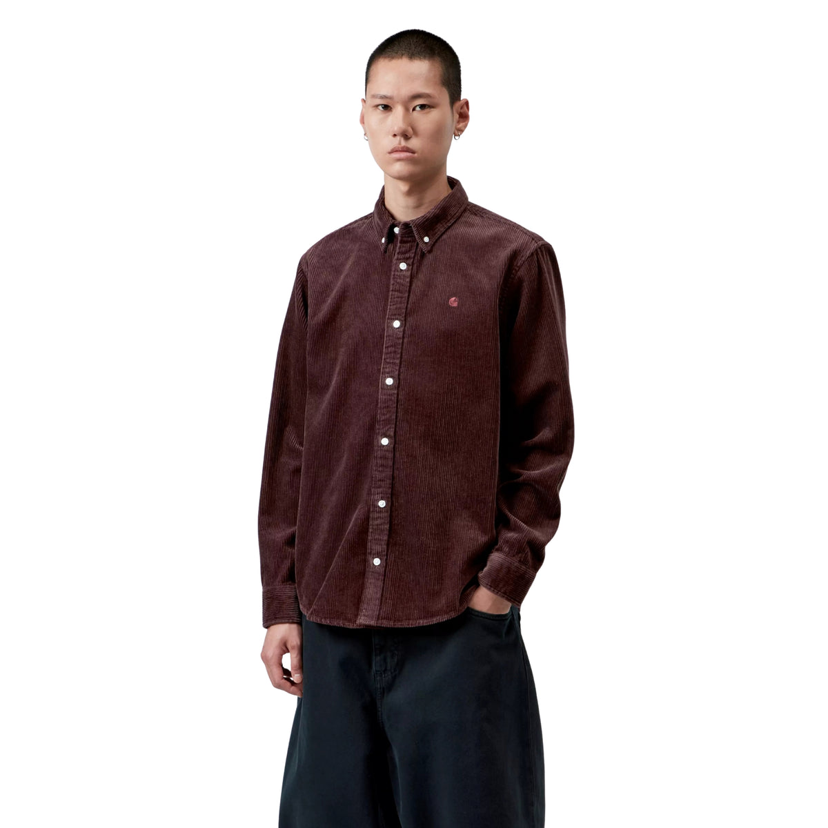 Camisa de manga comprida Carhartt WIP Madison Cord em Amarone, vista frontal em plano médio no modelo, com textura de bombazina, botões claros, gola button-down e logótipo C bordado no peito esquerdo.