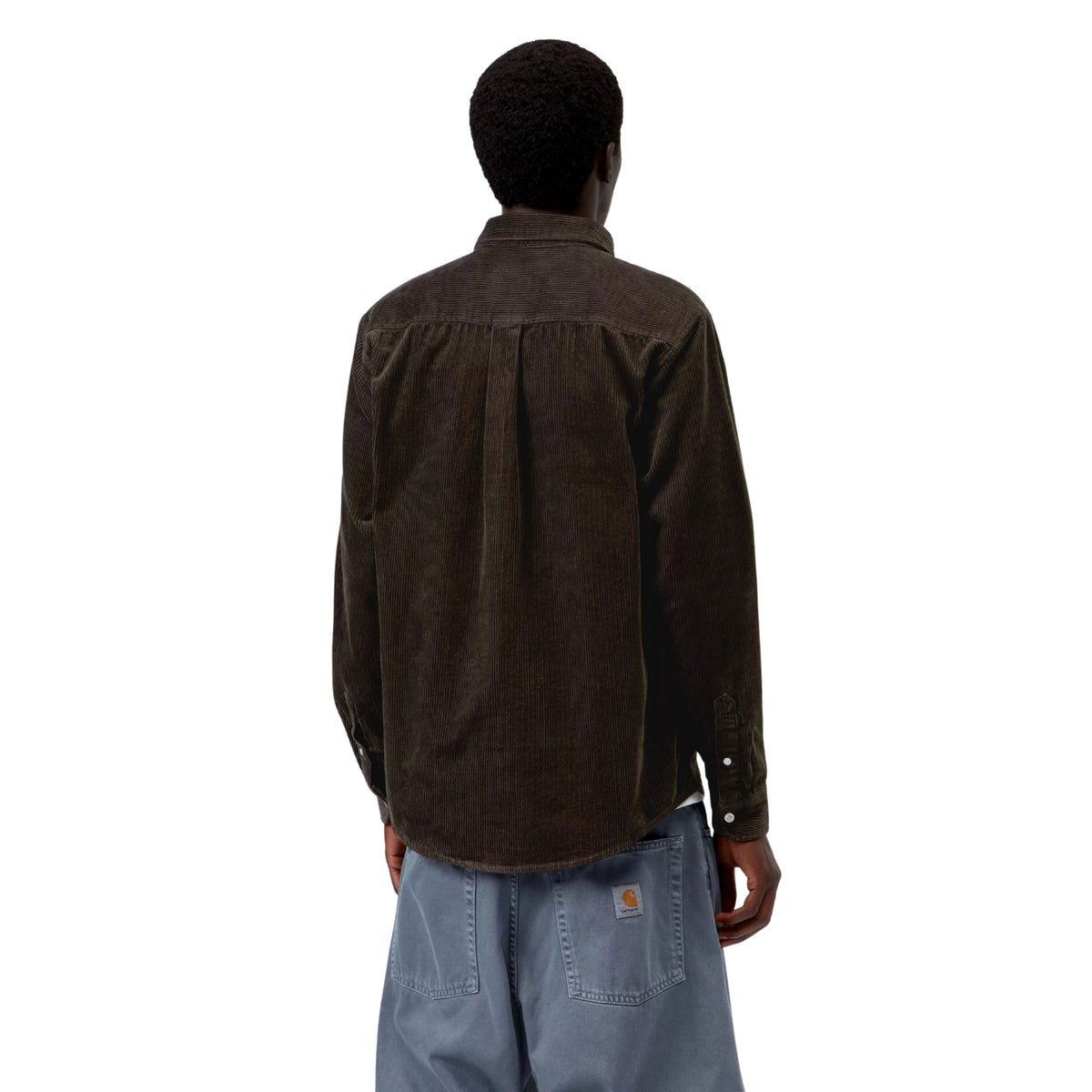 Camisa de manga comprida Carhartt WIP Madison Cord em Tobacco, vista de costas a três quartos no modelo, mostrando o canelado da bombazina, a prega central e a bainha curva.