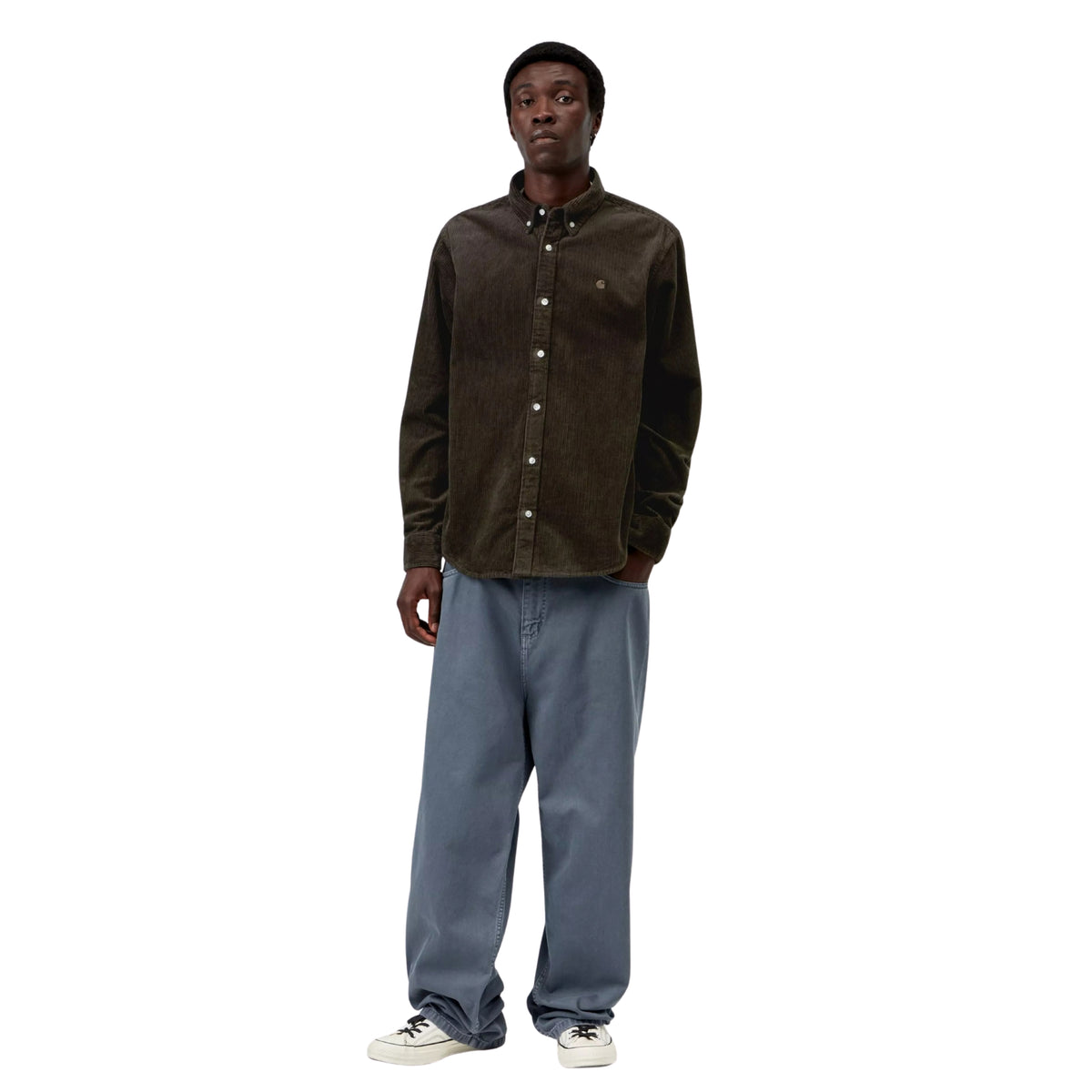 Camisa de manga comprida Carhartt WIP Madison Cord em Tobacco, vista frontal de corpo inteiro no modelo, usada fechada com jeans largos azuis, gorro preto e sapatilhas claras.