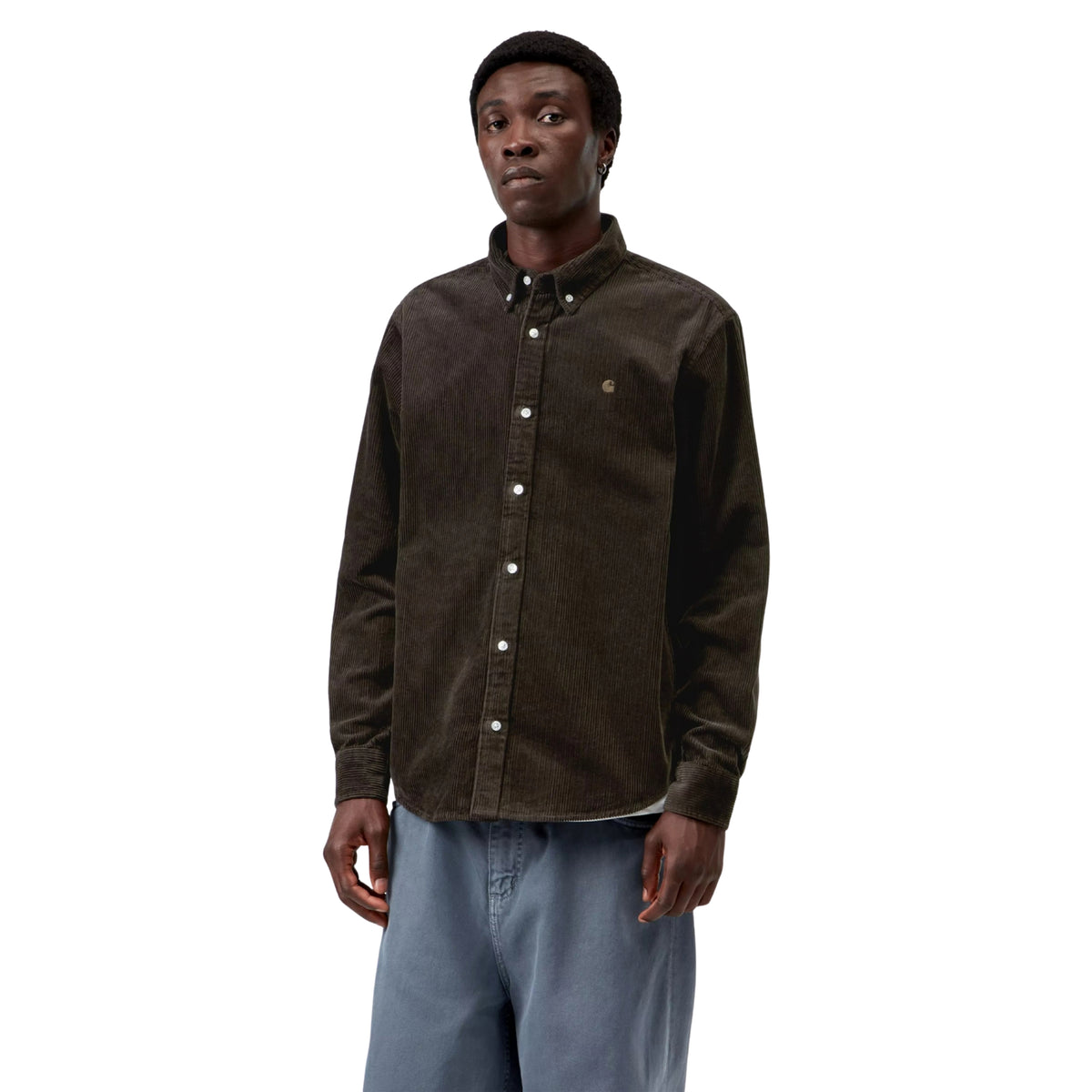 Camisa de manga comprida Carhartt WIP Madison Cord em Tobacco, vista frontal em plano médio no modelo, com textura de bombazina, botões claros, gola button-down e logótipo C bordado no peito esquerdo.