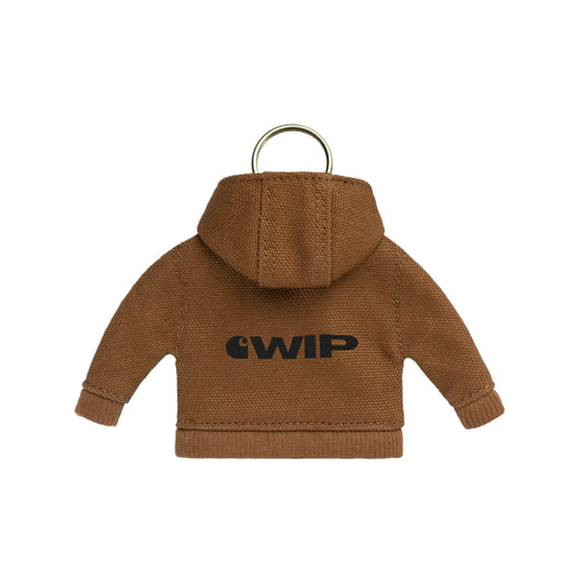 Porta-chaves Carhartt WIP Mini Active Jacket Keychain em Hamilton Brown — vista traseira, berloque em miniatura da Active Jacket em lona Dearborn castanha Hamilton Brown, logótipo "C WIP" impresso em preto nas costas, capuz estruturado, punhos e bainha canelados, anel metálico dourado no topo, fundo branco.