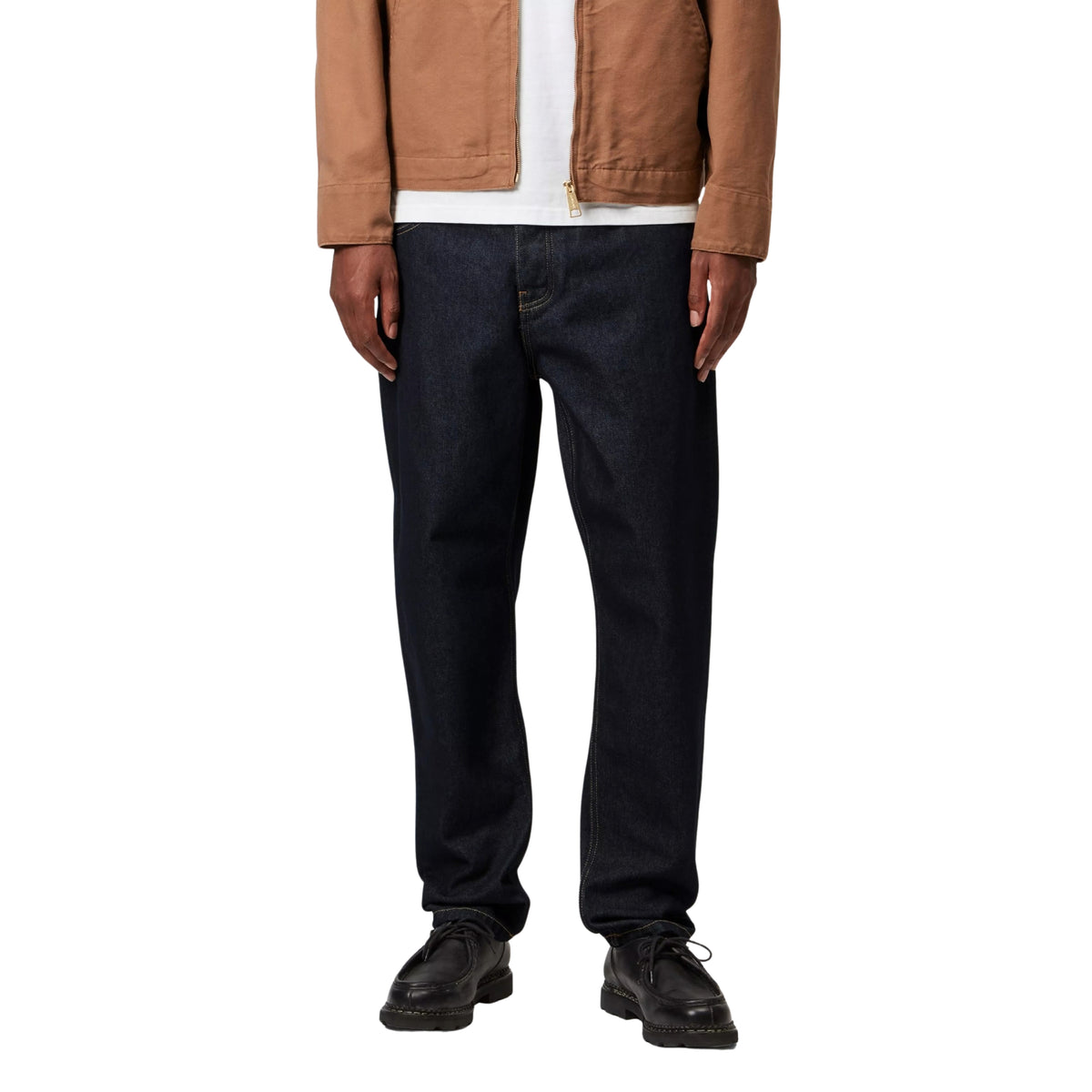 Calças de ganga Carhartt WIP Newel em azul One Wash, vista frontal em modelo, com ganga azul-escura e corte relaxado nas pernas.

