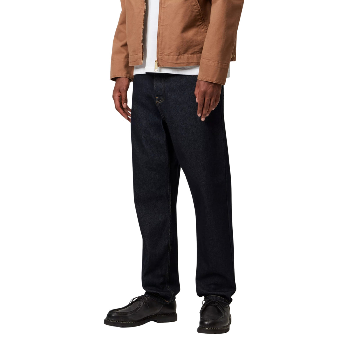 Calças de ganga Carhartt WIP Newel em azul One Wash, vestidas por modelo de frente a três quartos, mostrando o corte relaxado e as pernas ligeiramente afuniladas.
