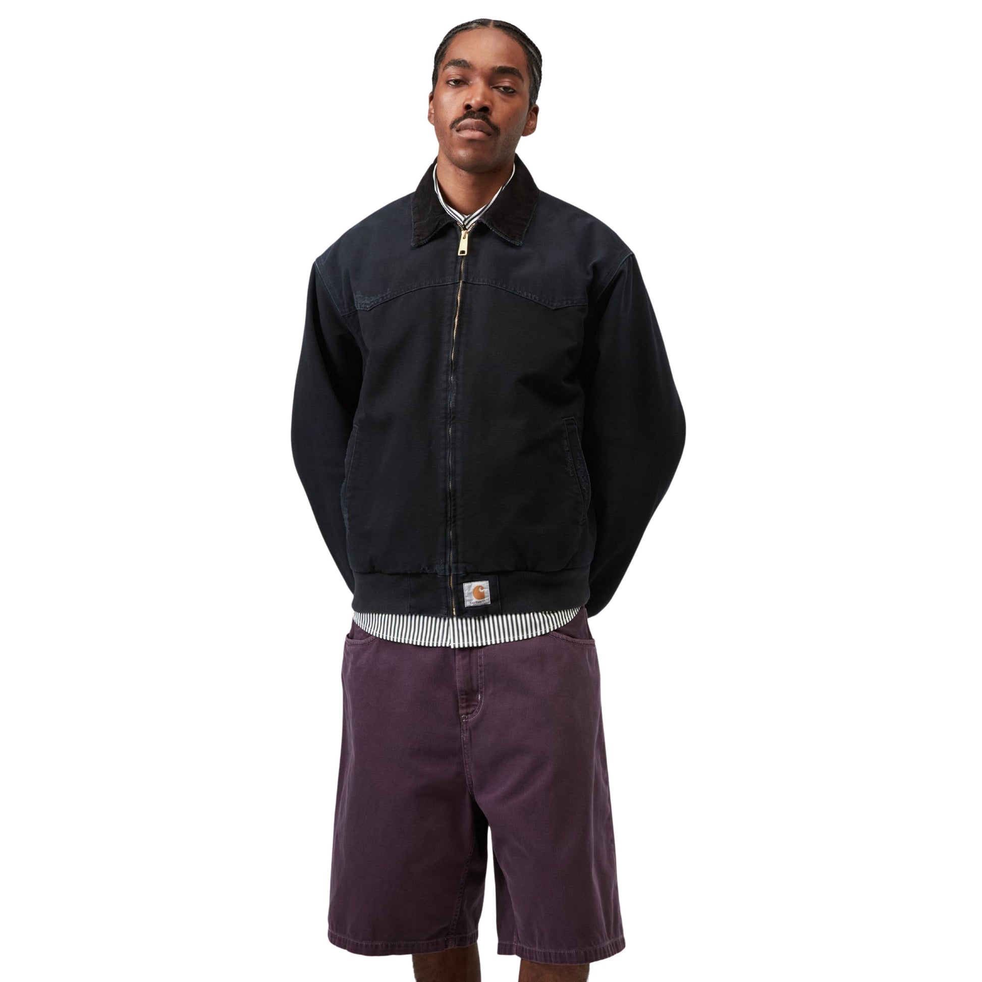 Casaco de homem Carhartt WIP OG Santa Fe em Preto/Preto Grind Washed. Foto da parte da frente, vestido.