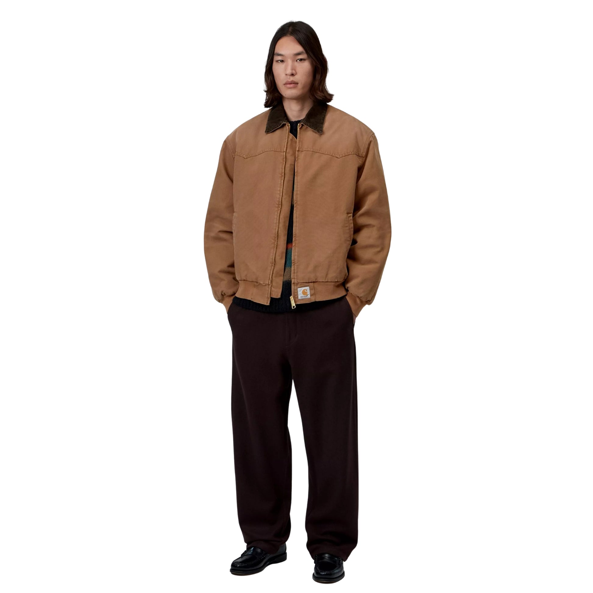 Casaco Carhartt WIP OG Santa Fe em WIP H Brown / Tobacco — modelo masculino de corpo inteiro, frente, lona Dearborn camel, gola bombazine castanho-escuro, fecho dourado, corte Loose OG oversized, t-shirt multicolor por baixo, calças wide-leg bordeaux-escuro largas, loafers pretos, fundo branco.