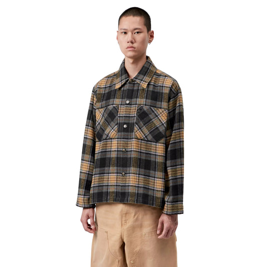 Camisa de manga comprida para homem Carhartt WIP L/S Parson em Parson Check, WIP Dusty H — modelo de frente em plano médio, com dois bolsos no peito e padrão xadrez.