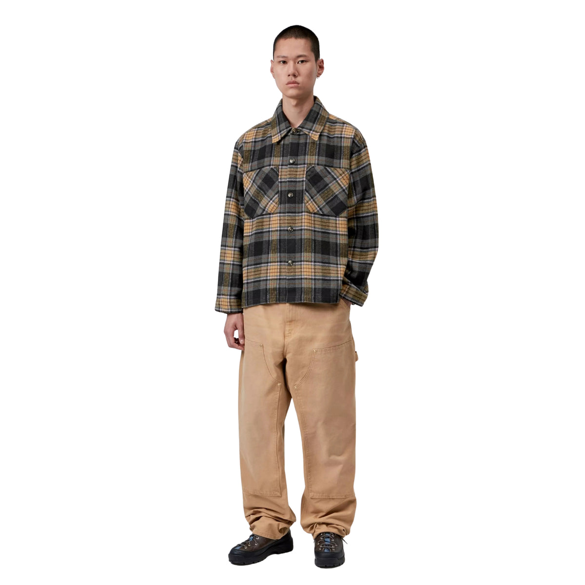 Camisa de manga comprida para homem Carhartt WIP L/S Parson em Parson Check, WIP Dusty H — modelo de corpo inteiro, de frente, usada com calças bege.