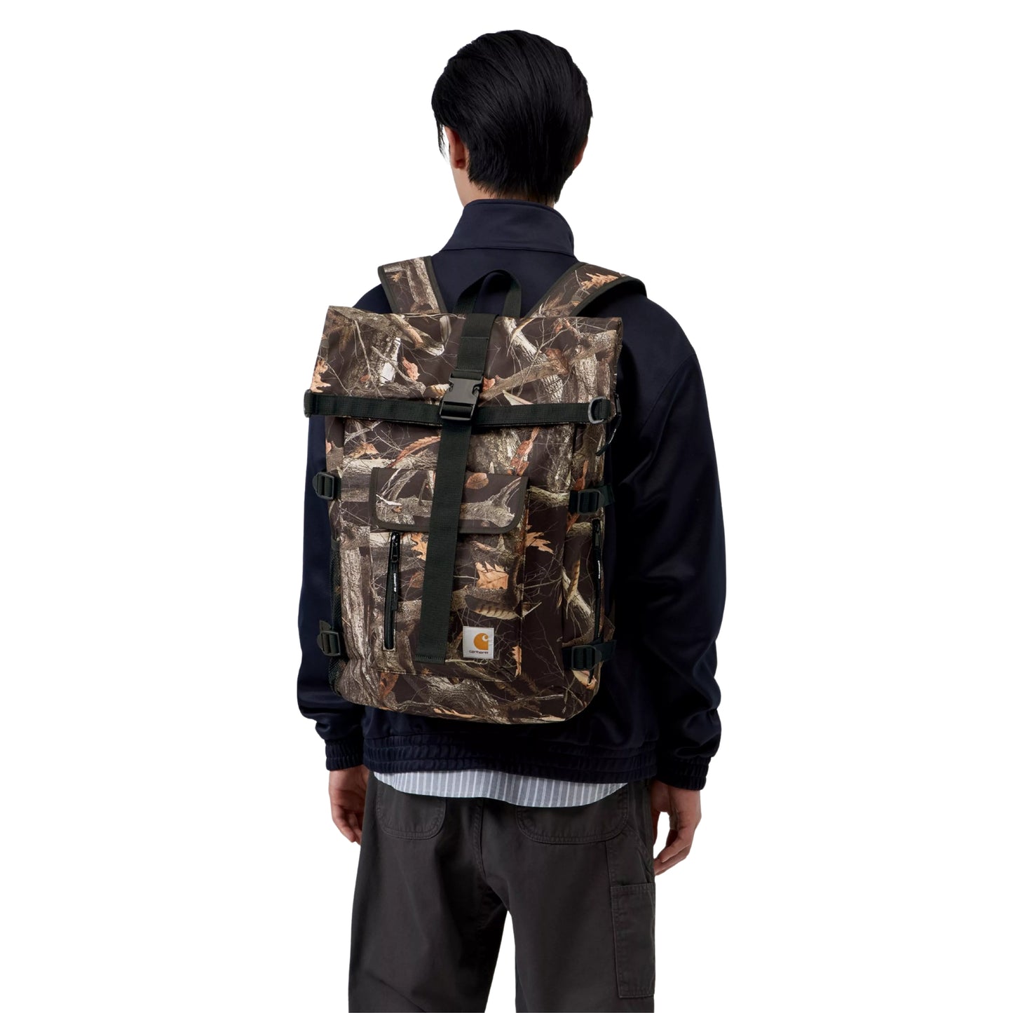 Mochila unissexo Carhartt WIP Philis em Camo Feather Tree, Black. Foto da parte de trás em modelo.