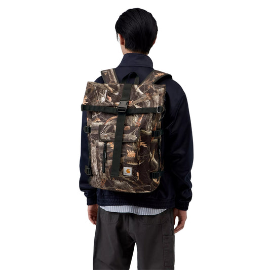 Mochila unissexo Carhartt WIP Philis em Camo Feather Tree, Black. Foto da parte de trás em modelo.