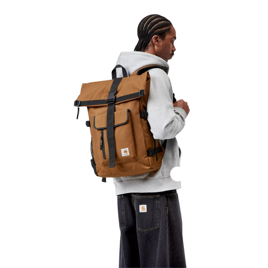 Mochila unissexo Carhartt WIP Philis em Hamilton Brown. Foto da parte da frente nas costas.