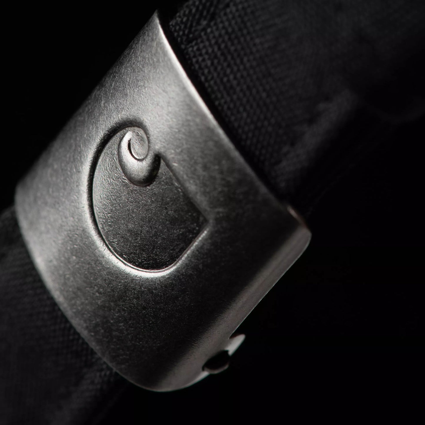 Boné unissexo Carhartt WIP Postal em Preto. Foto de detalhe do ajuste na parte traseira.