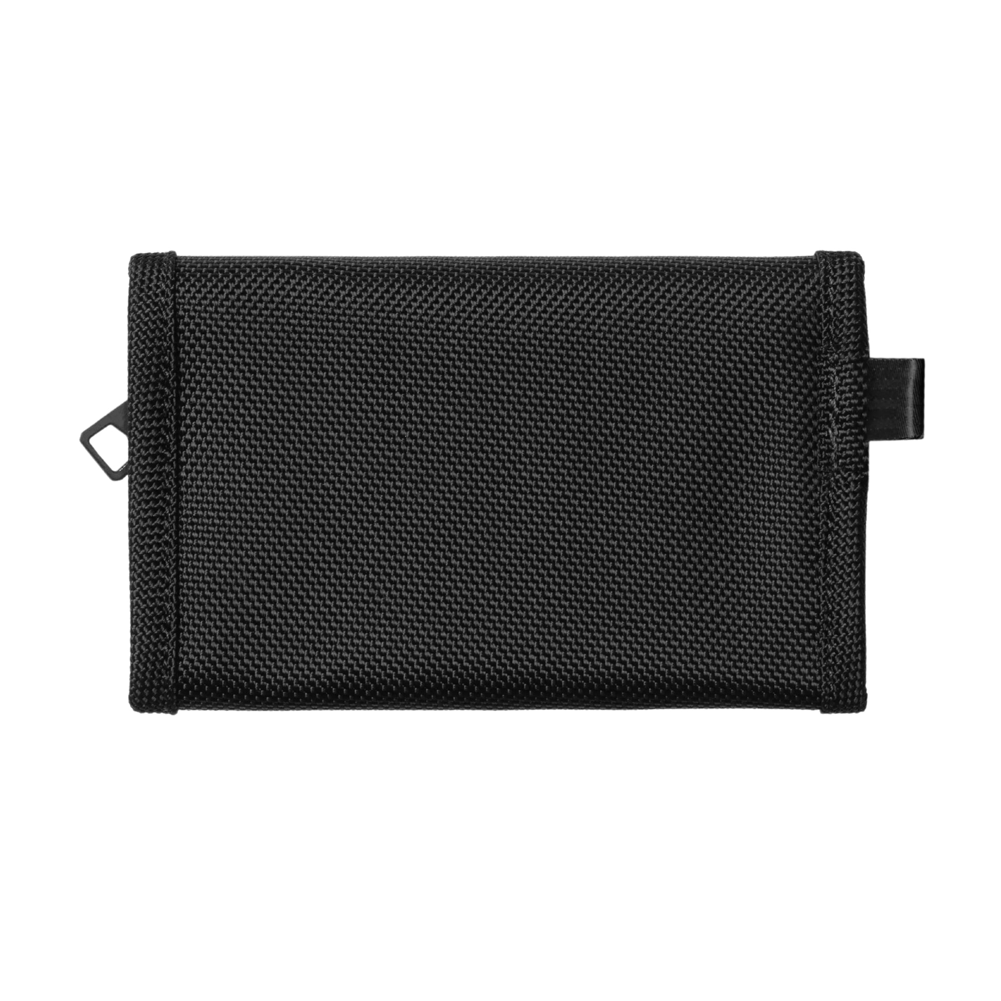 Carteira Carhartt WIP Richmond Wallet em Black — vista traseira fechada, nylon de textura pesada preto com padrão diagonal entrançado liso sem gráfico, argola metálica preta lateral esquerda e puxador de fecho preto lateral direito, fundo branco.