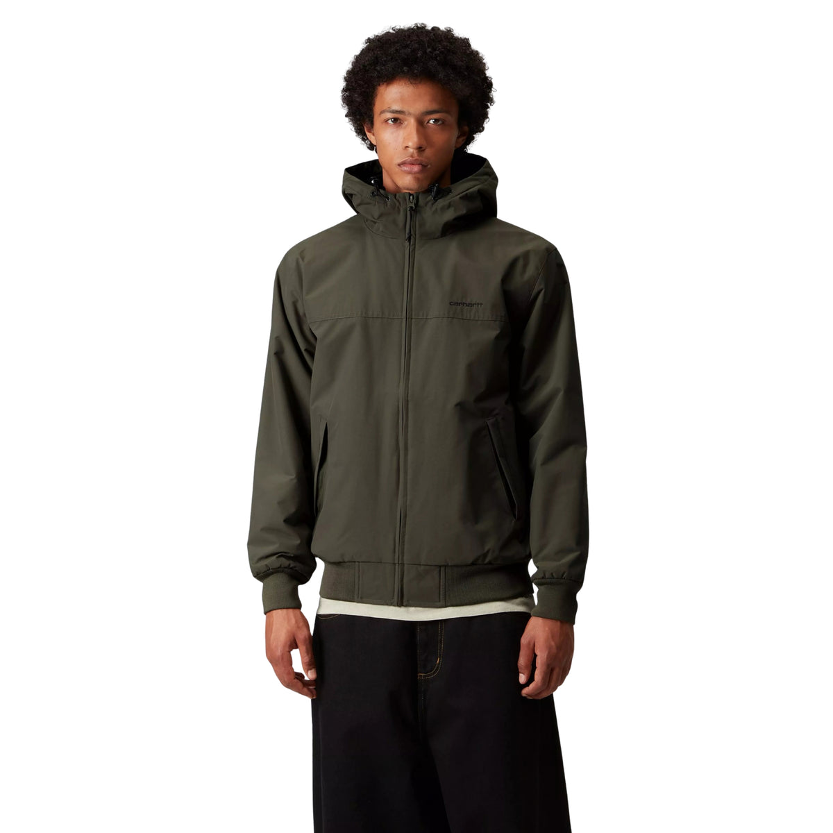 Casaco com carapuço Carhartt WIP Hooded Sail em Cypress, vista frontal em plano médio no modelo, com fecho fechado até ao pescoço, bolsos laterais e logótipo discreto no peito.