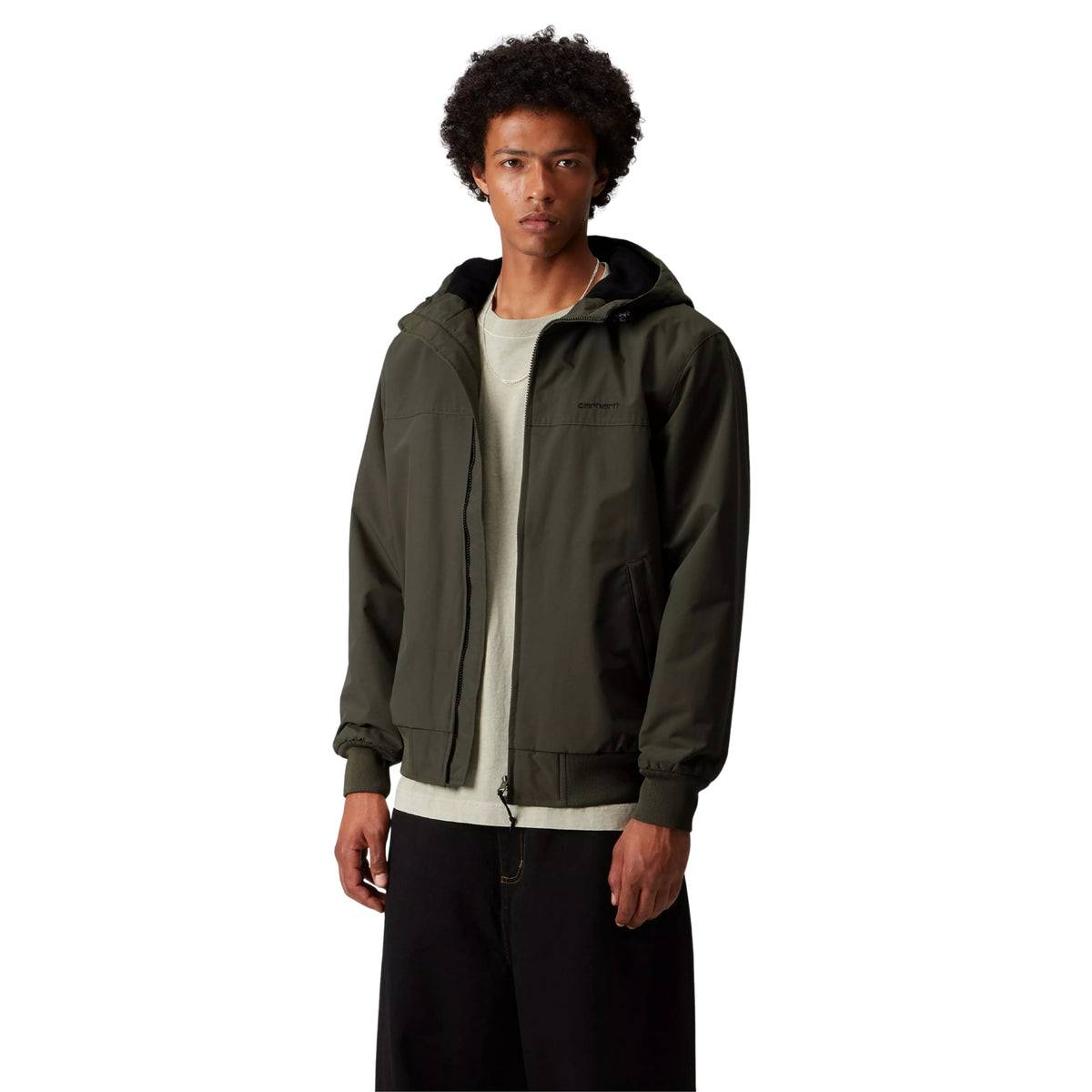 Casaco com carapuço Carhartt WIP Hooded Sail em Cypress, vista frontal em plano médio no modelo, usado aberto sobre uma t-shirt clara, com logótipo discreto no peito e punhos e bainha canelados.