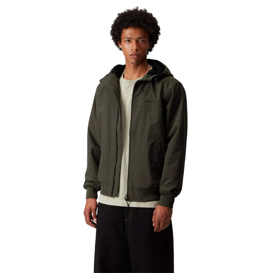 Casaco com carapuço Carhartt WIP Hooded Sail em Cypress, vista frontal em plano médio no modelo, usado aberto sobre uma t-shirt clara, com logótipo discreto no peito e punhos e bainha canelados.