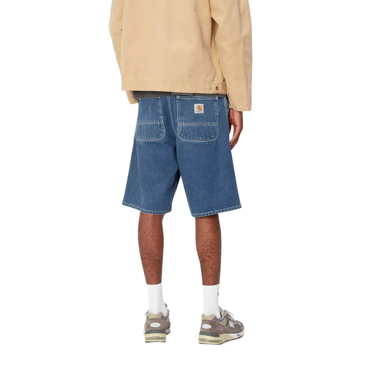 Calções de ganga para homem Carhartt WIP Simple em Azul stone washed. Foto da parte de trás, vestido.