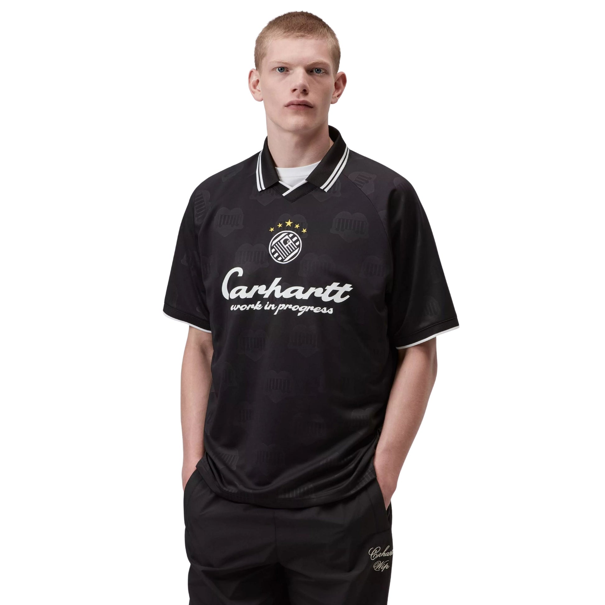 T-Shirt de futebol com manga curta para homem Carhartt WIP Terrace em Heart Train Jacquard, Preto. Foto da parte da frente, vestida.
