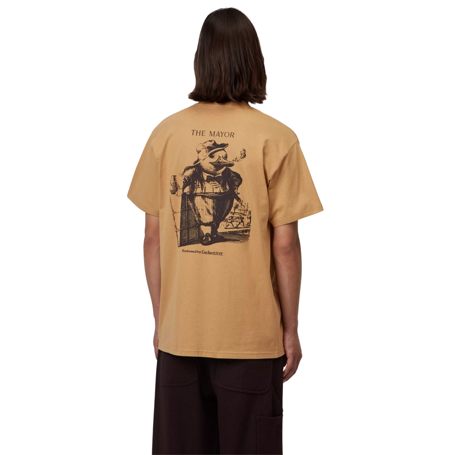 T-shirt de manga curta Carhartt WIP S/S Vote em WIP Dusty H — modelo masculino de costas, meio corpo, gráfico The Mayor com pato de fato e gravata borboleta e texto Endorsed by Carhartt WIP, fundo branco.
