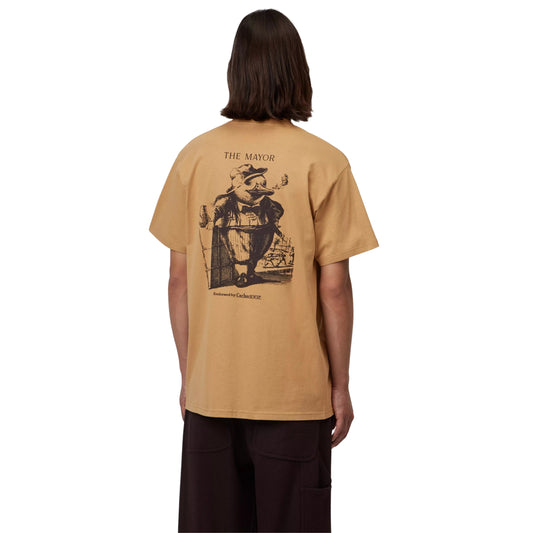 T-shirt de manga curta Carhartt WIP S/S Vote em WIP Dusty H — modelo masculino de costas, meio corpo, gráfico The Mayor com pato de fato e gravata borboleta e texto Endorsed by Carhartt WIP, fundo branco.