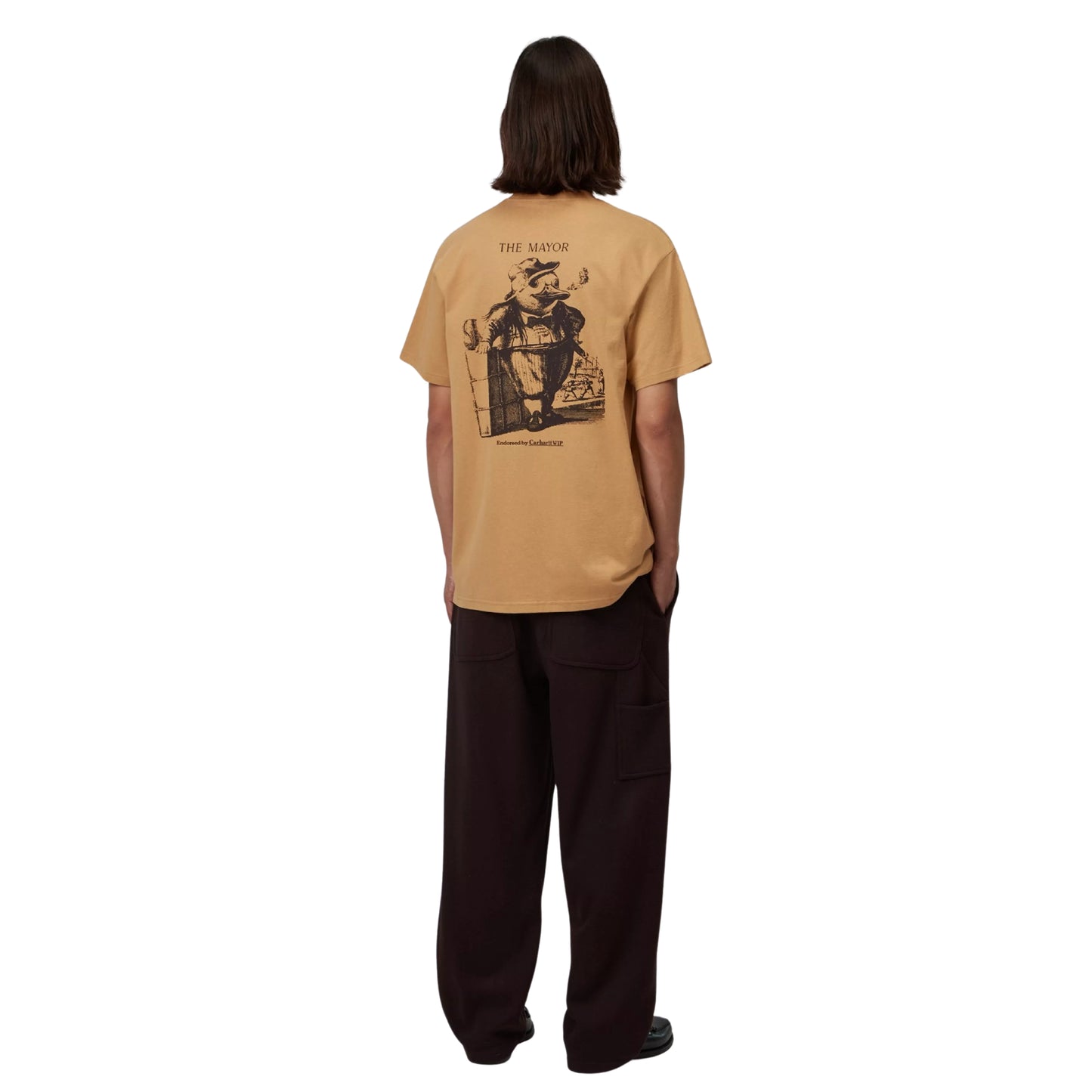 T-shirt de manga curta Carhartt WIP S/S Vote em WIP Dusty H — modelo masculino de costas, corpo inteiro, gráfico The Mayor com pato de fato e gravata borboleta e texto Endorsed by Carhartt WIP, loose fit, calças largas pretas, fundo branco.