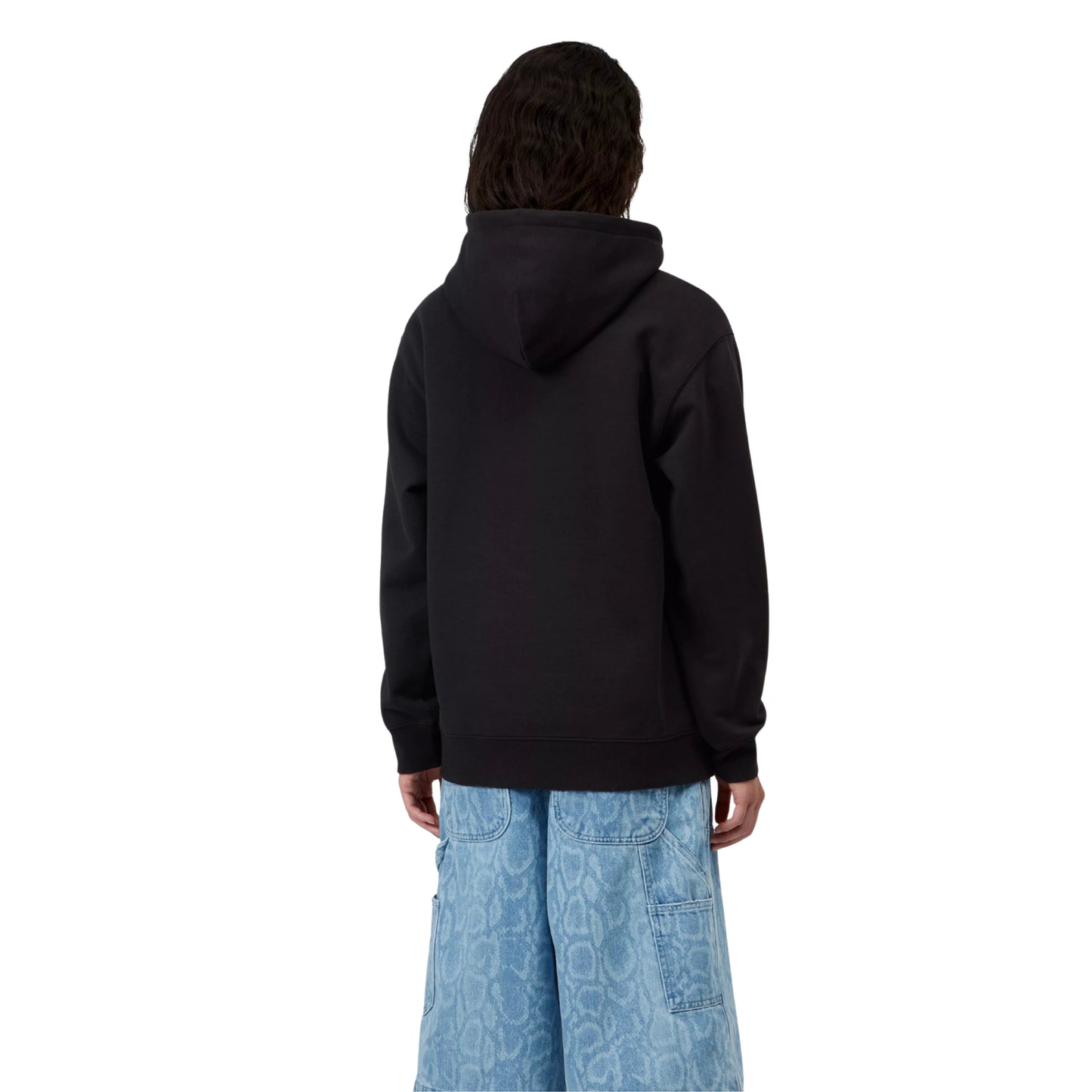 Sweat com carapuço para mulher Carhartt WIP W' Hooded Carhartt Sweatshirt em Black / Hortensia — vista traseira com modelo, meio corpo, costas limpas e capota visíveis, combinado com calças largas de ganga Carhartt WIP.