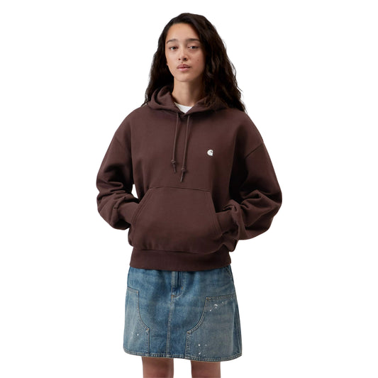 Sweat com carapuço para mulher Carhartt WIP W' Hooded Casey Sweatshirt em Palisander / Silver — vista frontal com modelo, meio corpo, logo "C" prateado no peito, combinado com saia de ganga Carhartt WIP.