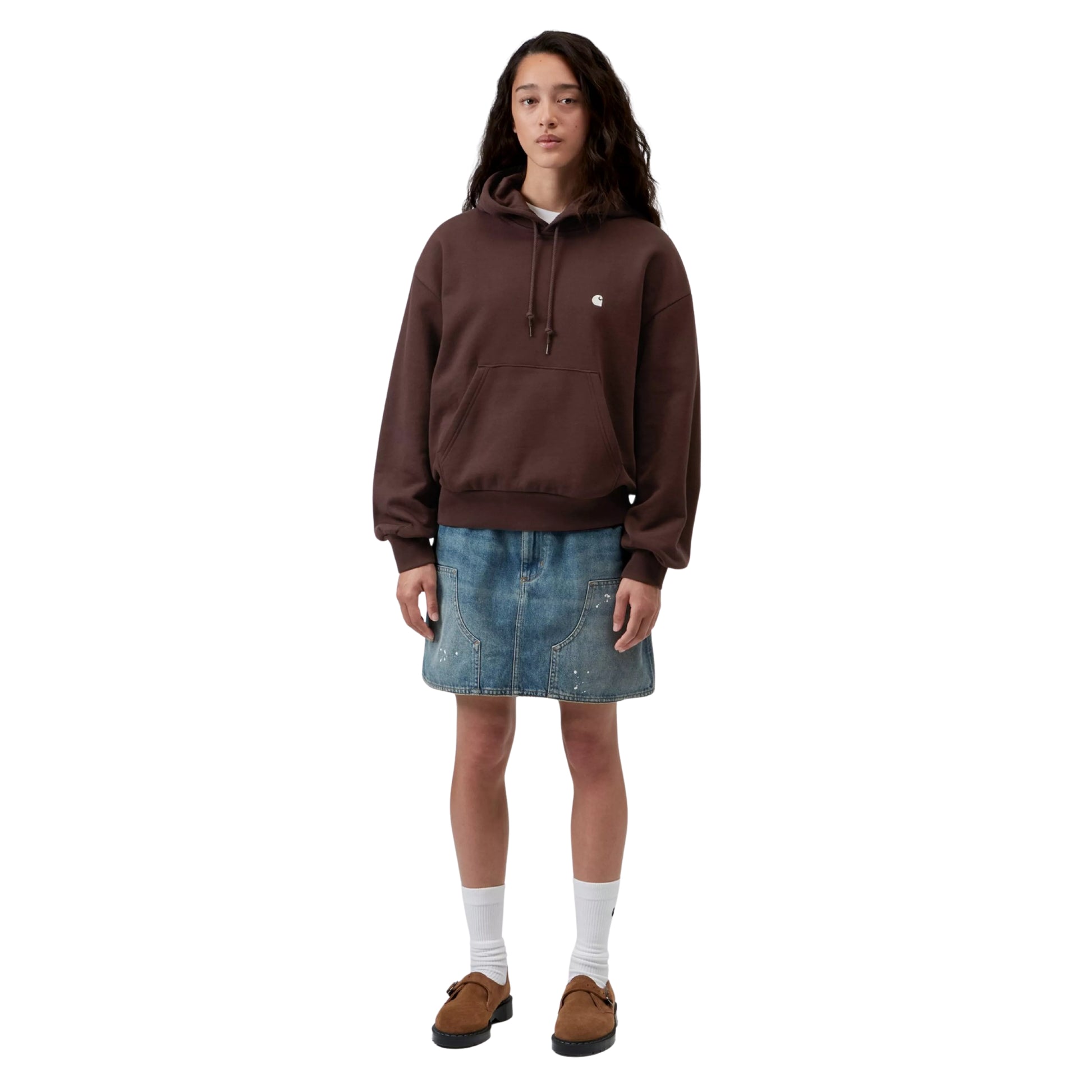 Sweat com carapuço para mulher Carhartt WIP W' Hooded Casey Sweatshirt em Palisander / Silver — look completo com modelo, corpo inteiro, combinado com saia de ganga, meias brancas e mocassins castanhos.